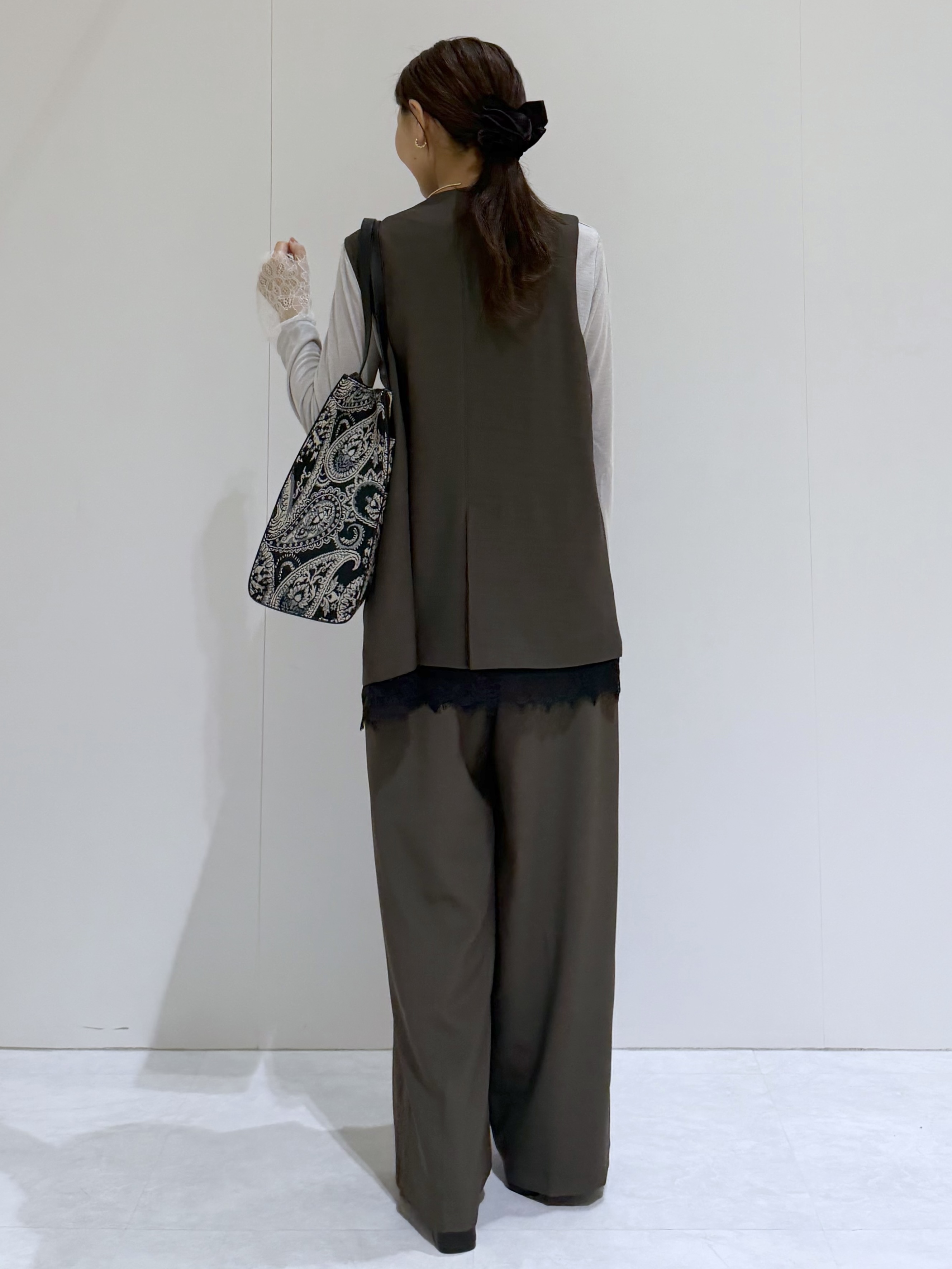 makiさんの「OPAQUE.CLIP｜裾レースVネックジレ【2WAY ／洗濯機OK】」を使ったコーディネート