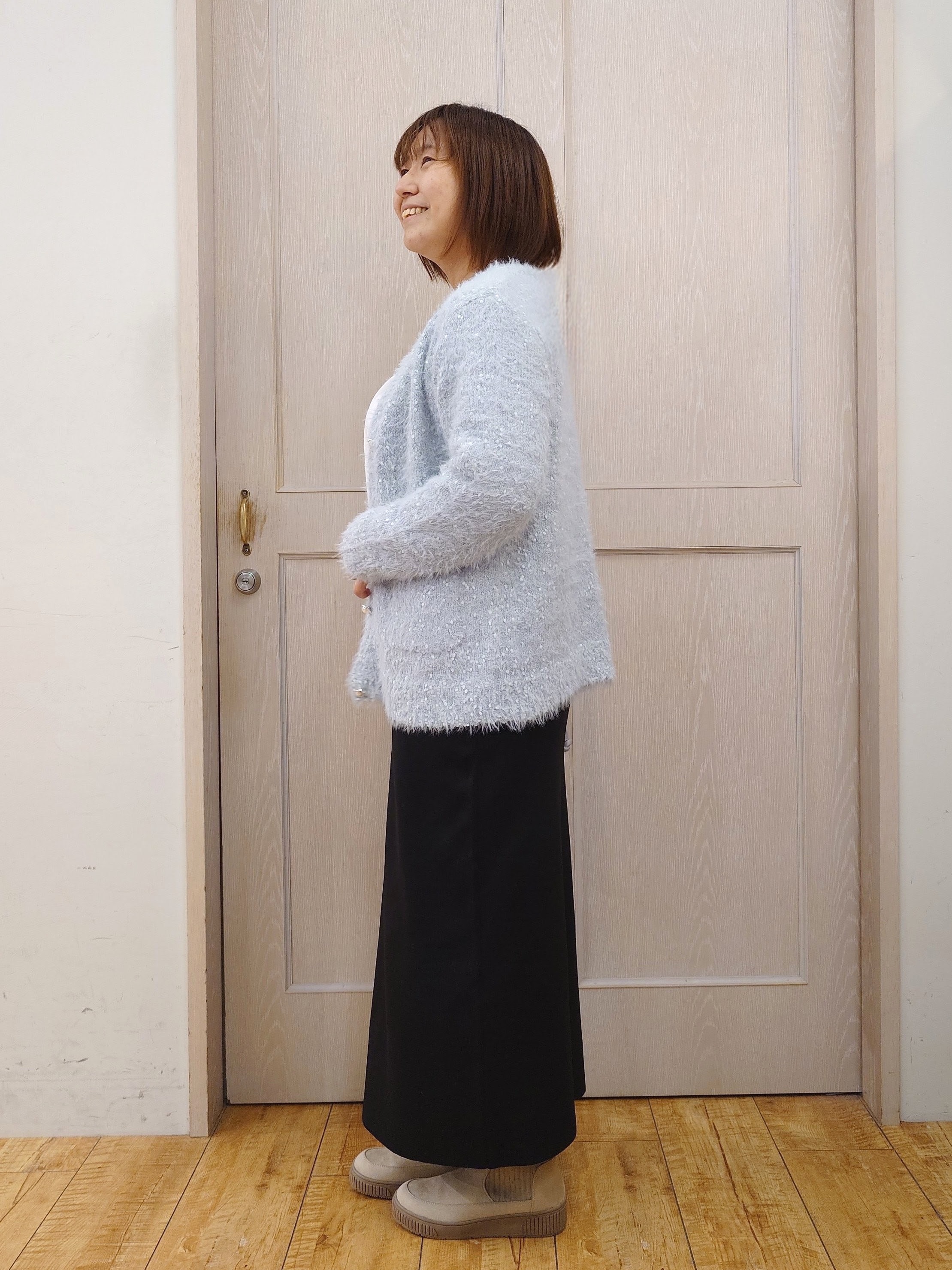 とろろさんの「SHOO･LA･RUE｜【洗濯機可】ふわふわフェザーⅤネックカーディガン」を使ったコーディネート