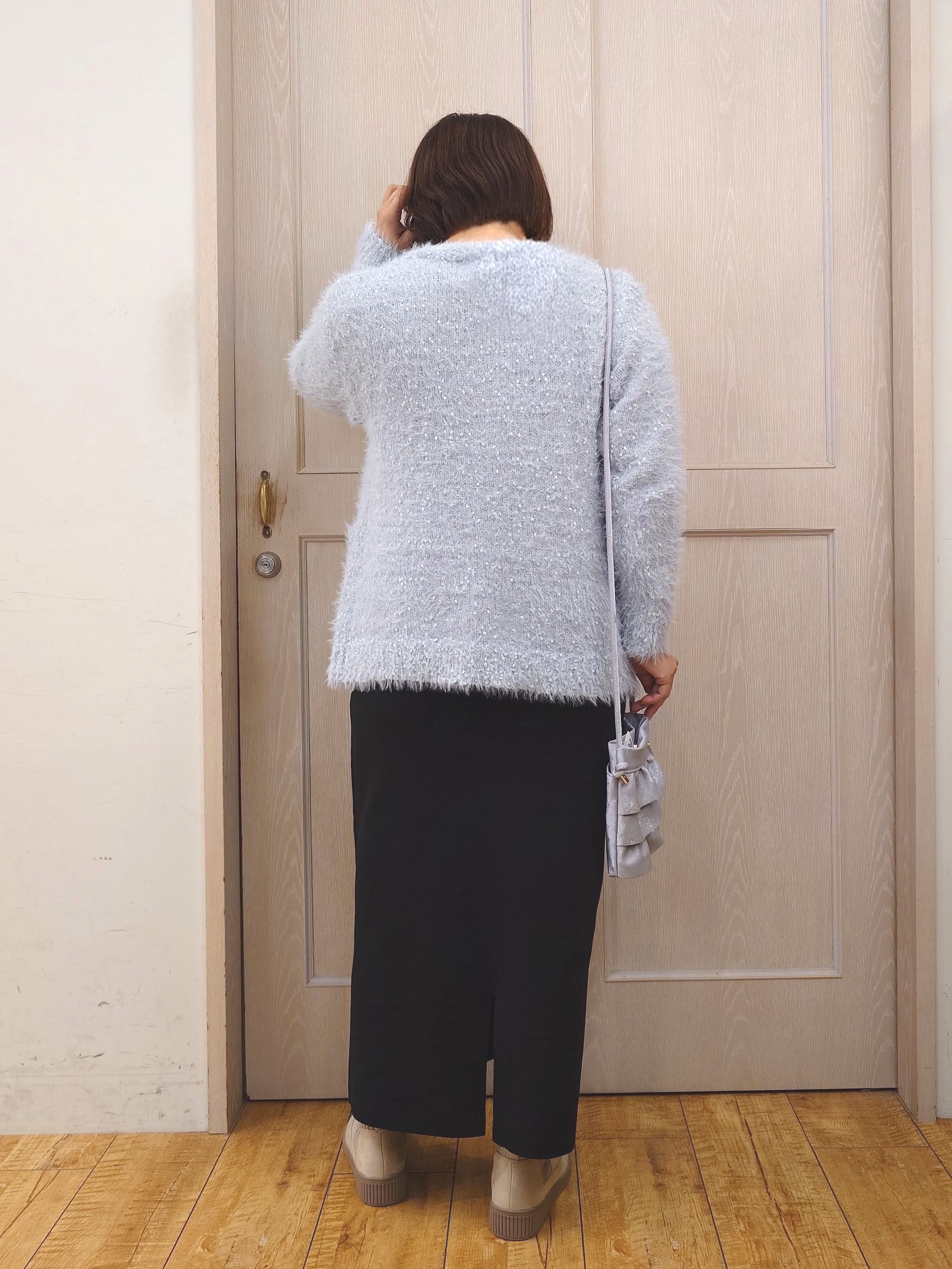 とろろさんの「SHOO･LA･RUE｜【洗濯機可】ふわふわフェザーⅤネックカーディガン」を使ったコーディネート