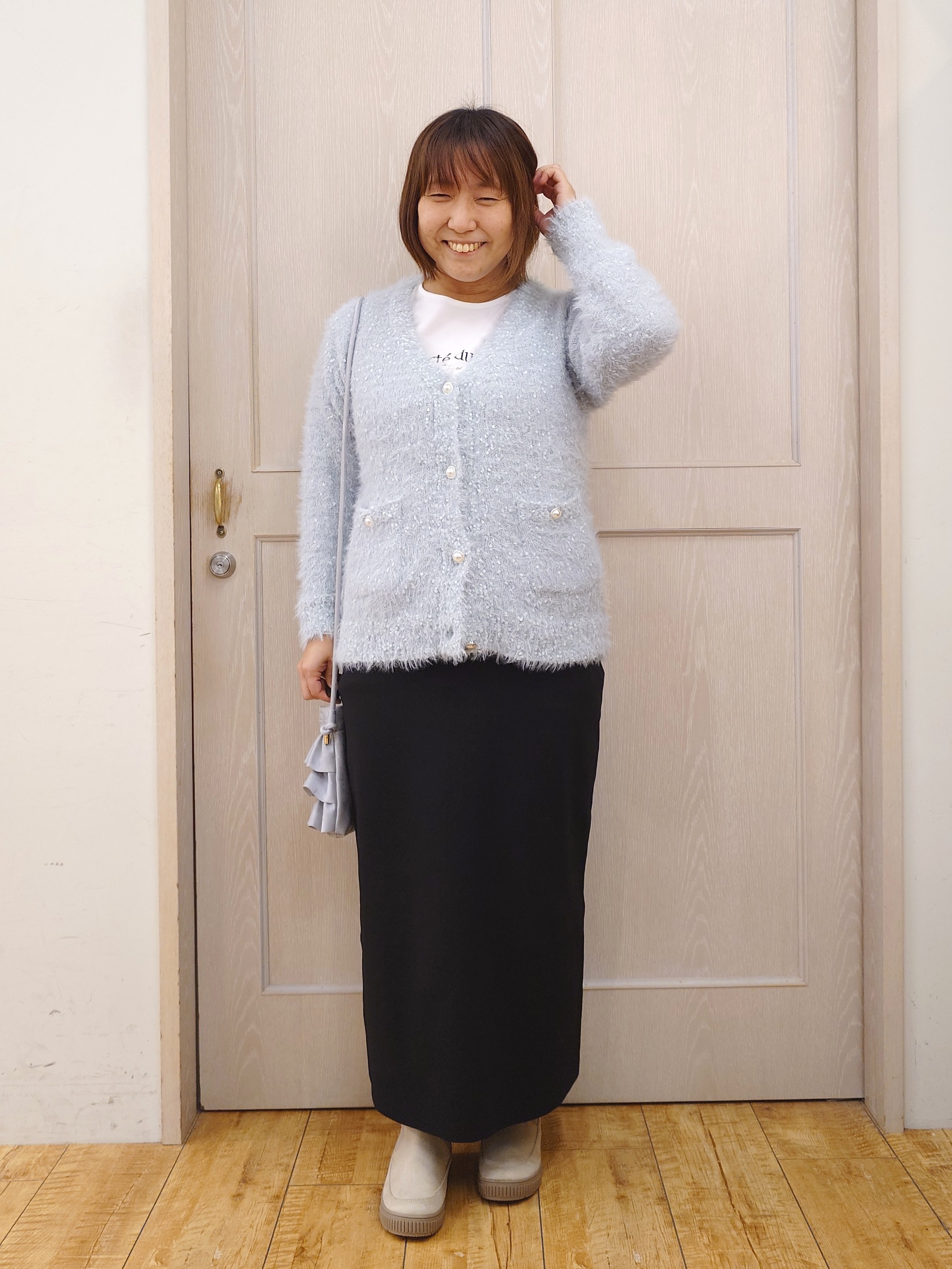 とろろさんの「SHOO･LA･RUE｜【洗濯機可】ふわふわフェザーⅤネックカーディガン」を使ったコーディネート