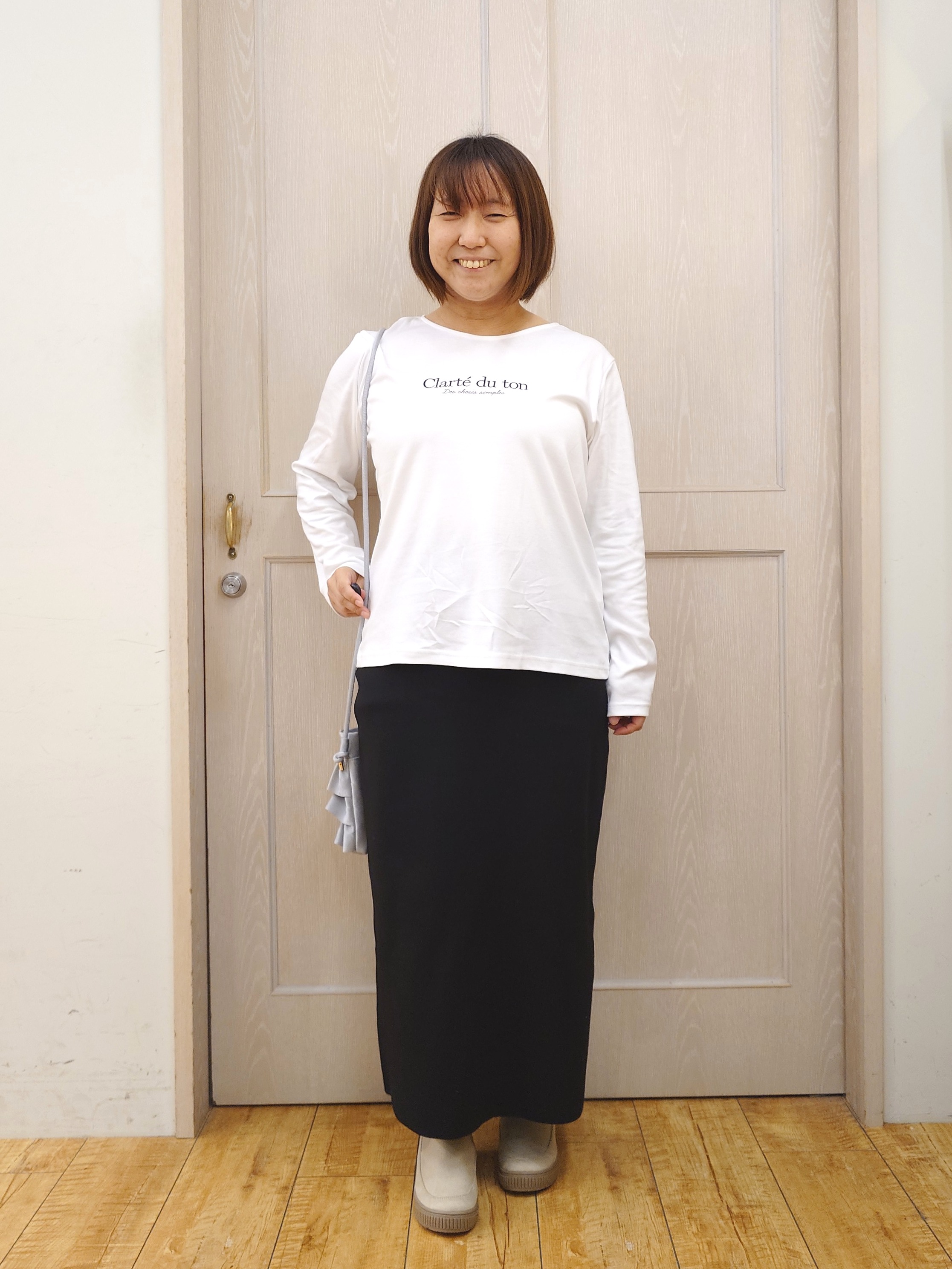 とろろさんの「SHOO･LA･RUE｜【洗濯機可】ふわふわフェザーⅤネックカーディガン」を使ったコーディネート