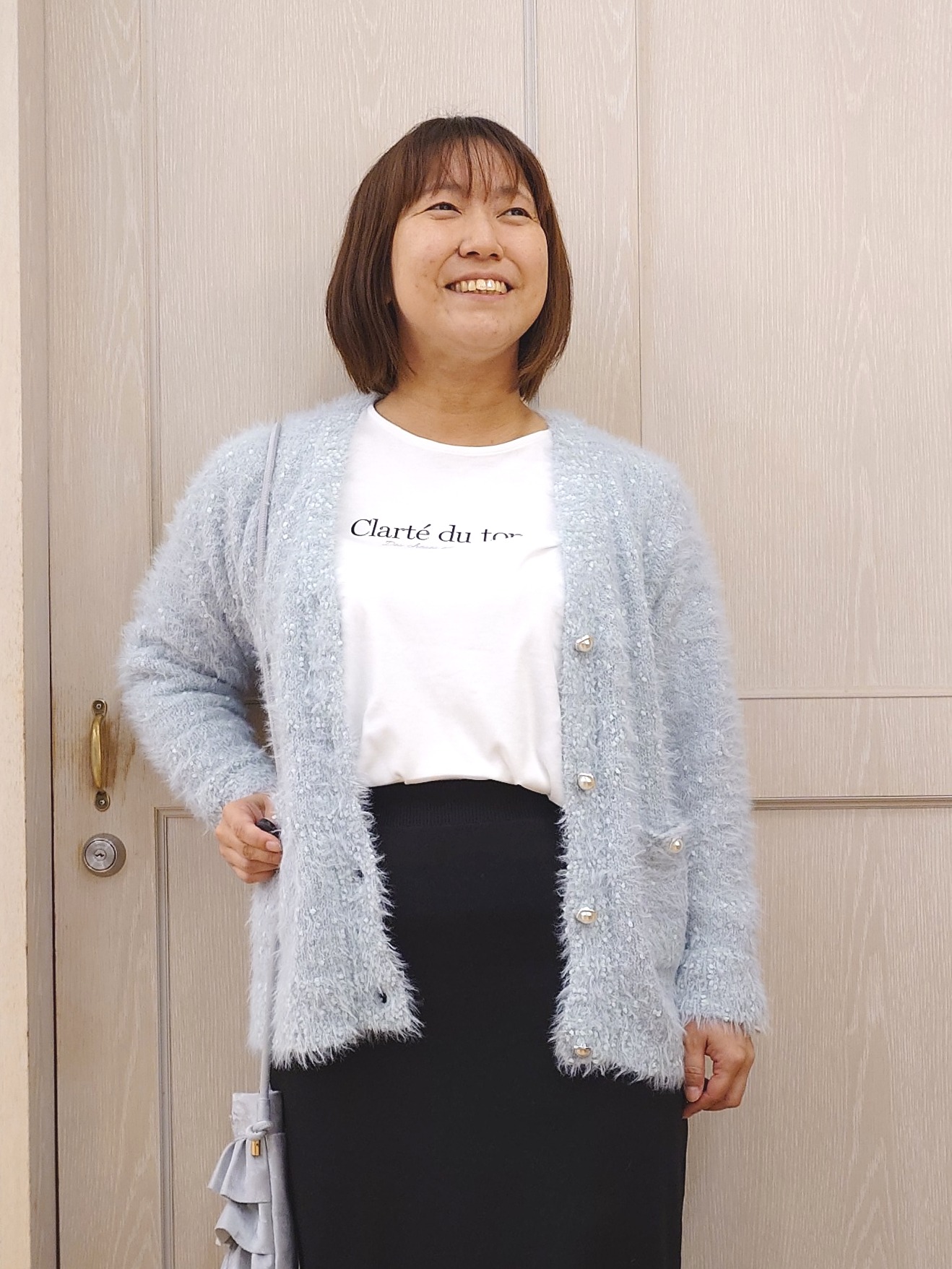 とろろさんの「SHOO･LA･RUE｜【洗濯機可】ふわふわフェザーⅤネックカーディガン」を使ったコーディネート