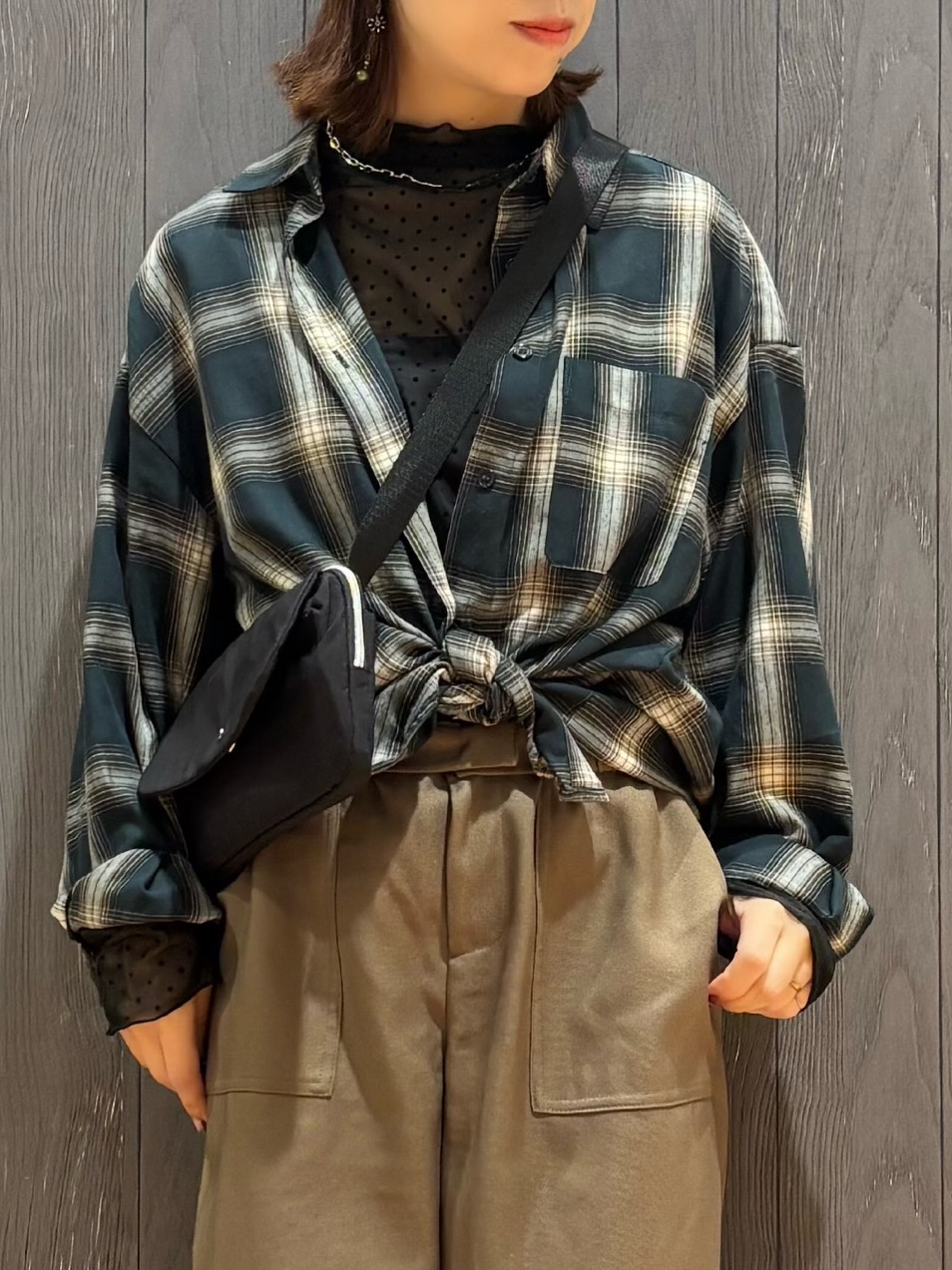 meiさんの「SHOO･LA･RUE｜【洗濯後しわになりにくい/S-LL】気分で選ぶ 大人のデイリー使いに ベーシックシャツ」を使ったコーディネート