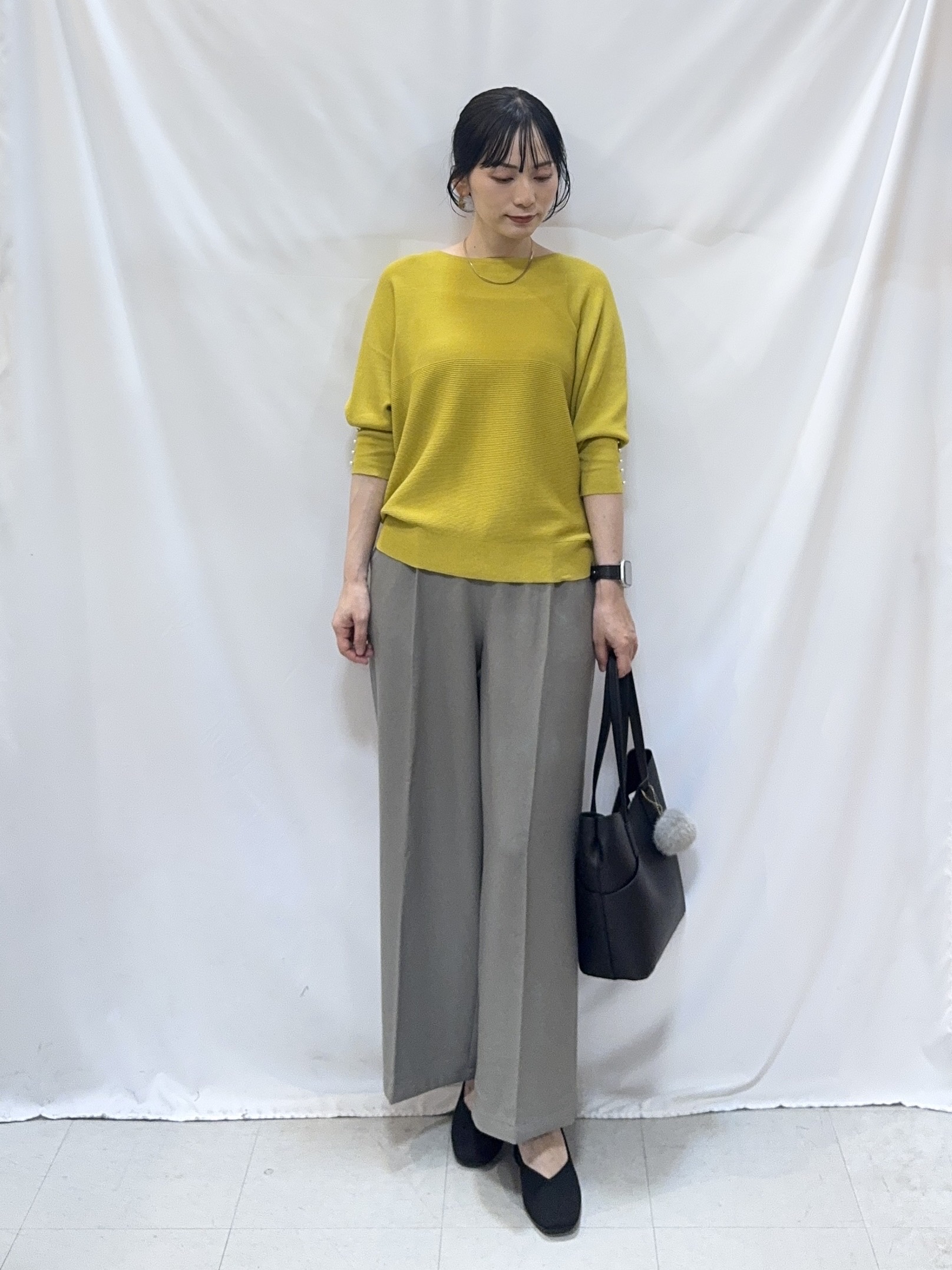 𝐇𝐢𝐫𝐨𝐦𝐢さんの「SHOO･LA･RUE｜【毛玉になりにくい/洗濯機可】パールで手元美しく 7分袖とろみガータードルマンニット」を使ったコーディネート