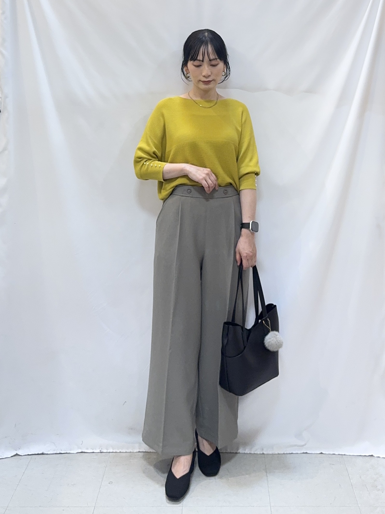 𝐇𝐢𝐫𝐨𝐦𝐢さんの「SHOO･LA･RUE｜【毛玉になりにくい/洗濯機可】パールで手元美しく 7分袖とろみガータードルマンニット」を使ったコーディネート