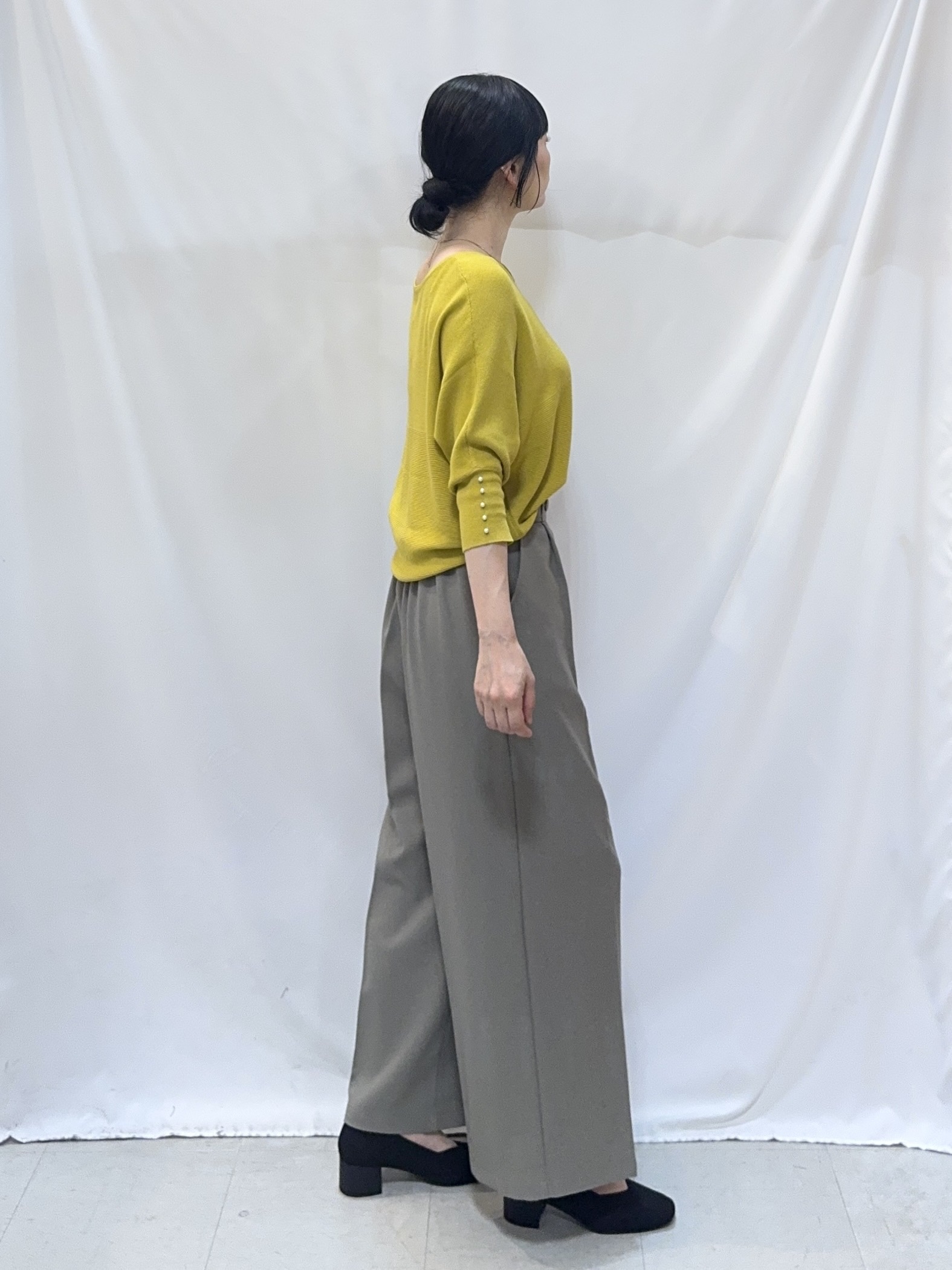 𝐇𝐢𝐫𝐨𝐦𝐢さんの「SHOO･LA･RUE｜【毛玉になりにくい/洗濯機可】パールで手元美しく 7分袖とろみガータードルマンニット」を使ったコーディネート