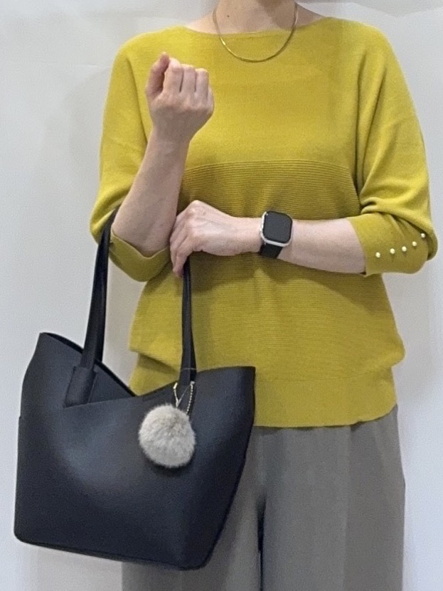 𝐇𝐢𝐫𝐨𝐦𝐢さんの「SHOO･LA･RUE｜【毛玉になりにくい/洗濯機可】パールで手元美しく 7分袖とろみガータードルマンニット」を使ったコーディネート