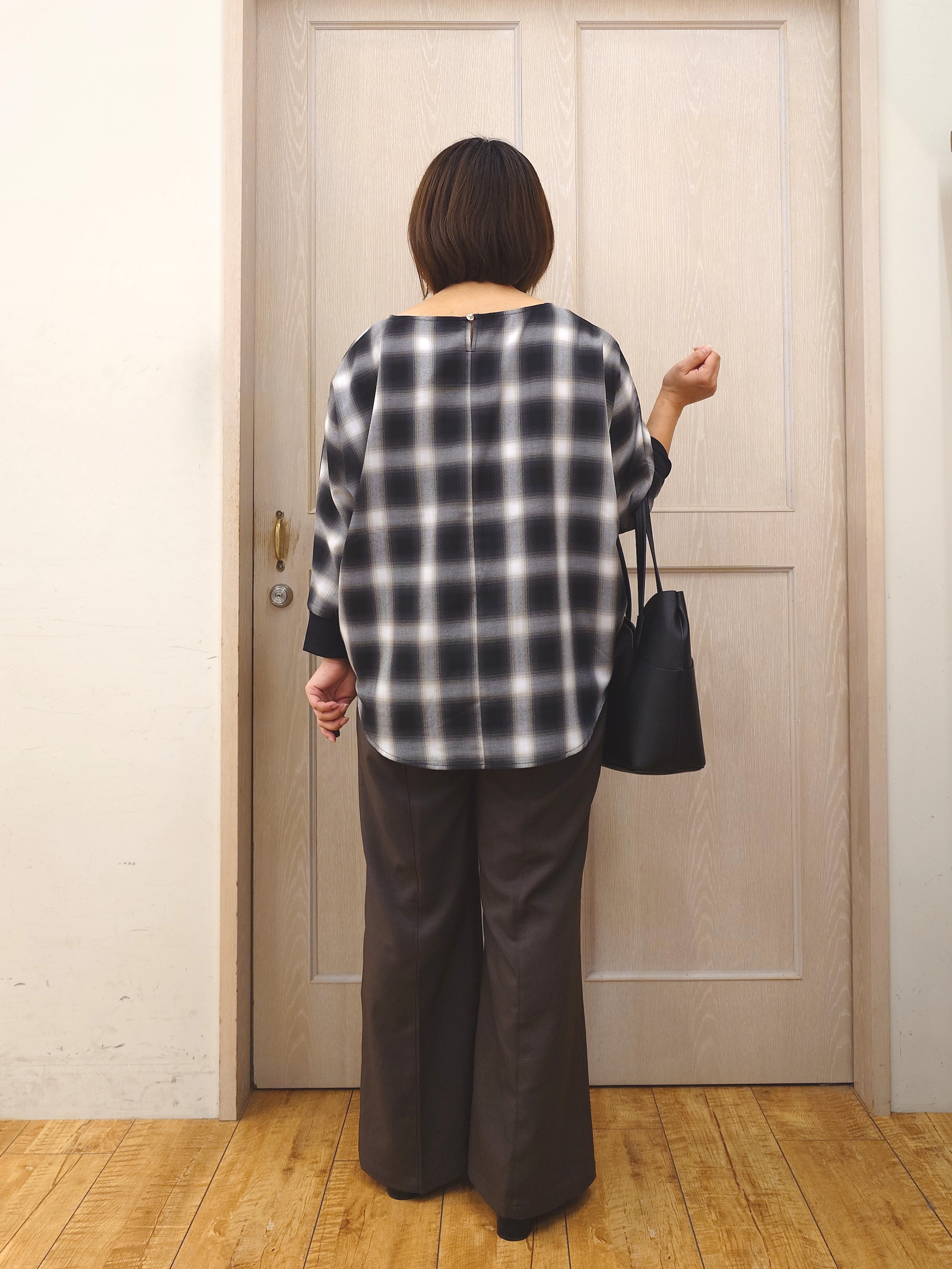 とろろさんの「SHOO･LA･RUE｜【着丈選べる/洗濯後しわになりにくい】インせず着られる ドルマンブラウス」を使ったコーディネート