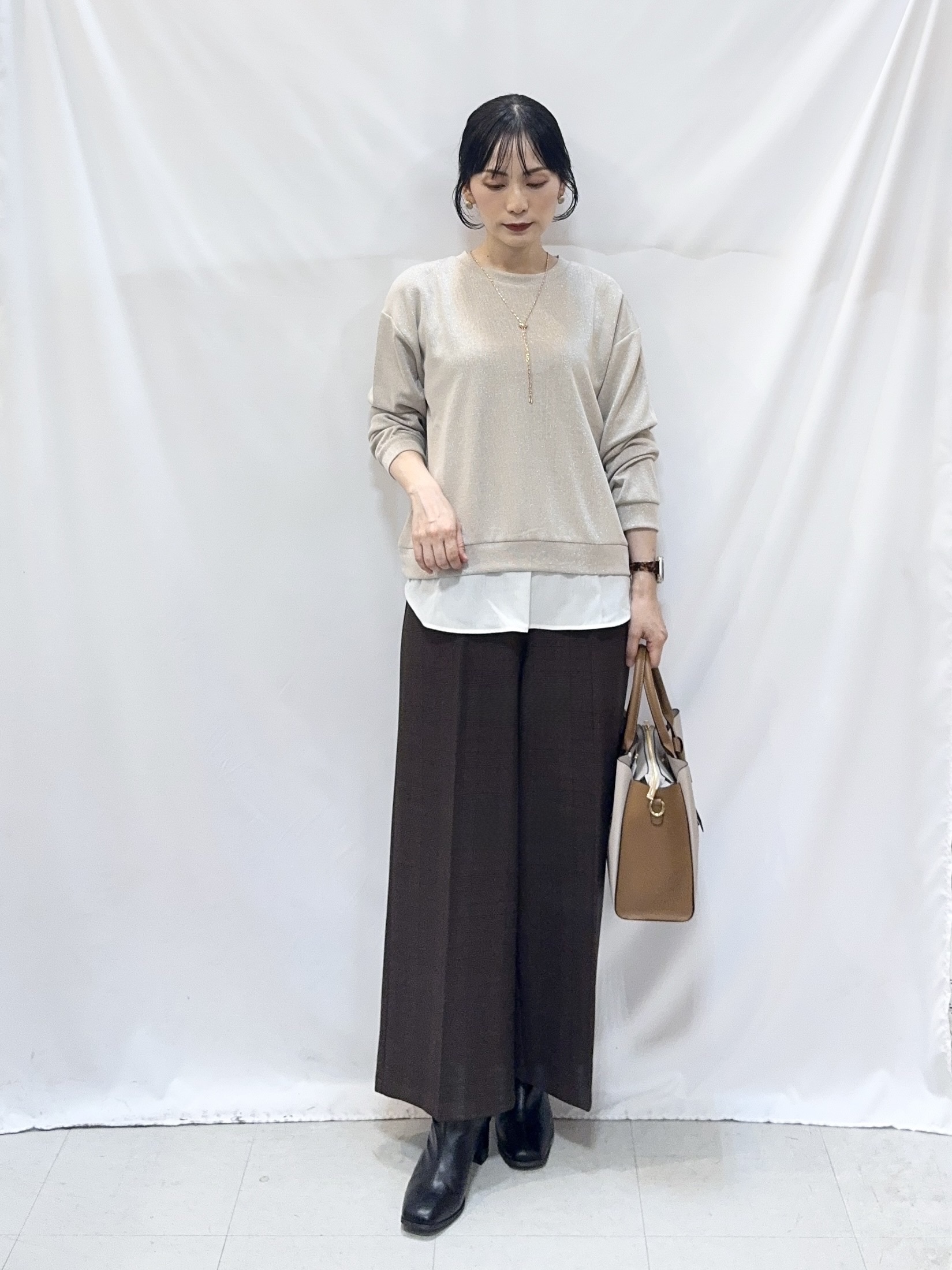 𝐇𝐢𝐫𝐨𝐦𝐢さんの「SHOO･LA･RUE｜【S-LL/洗濯機可/体型カバー】ラメがきらめく 裾レイヤード風 主役トップス」を使ったコーディネート