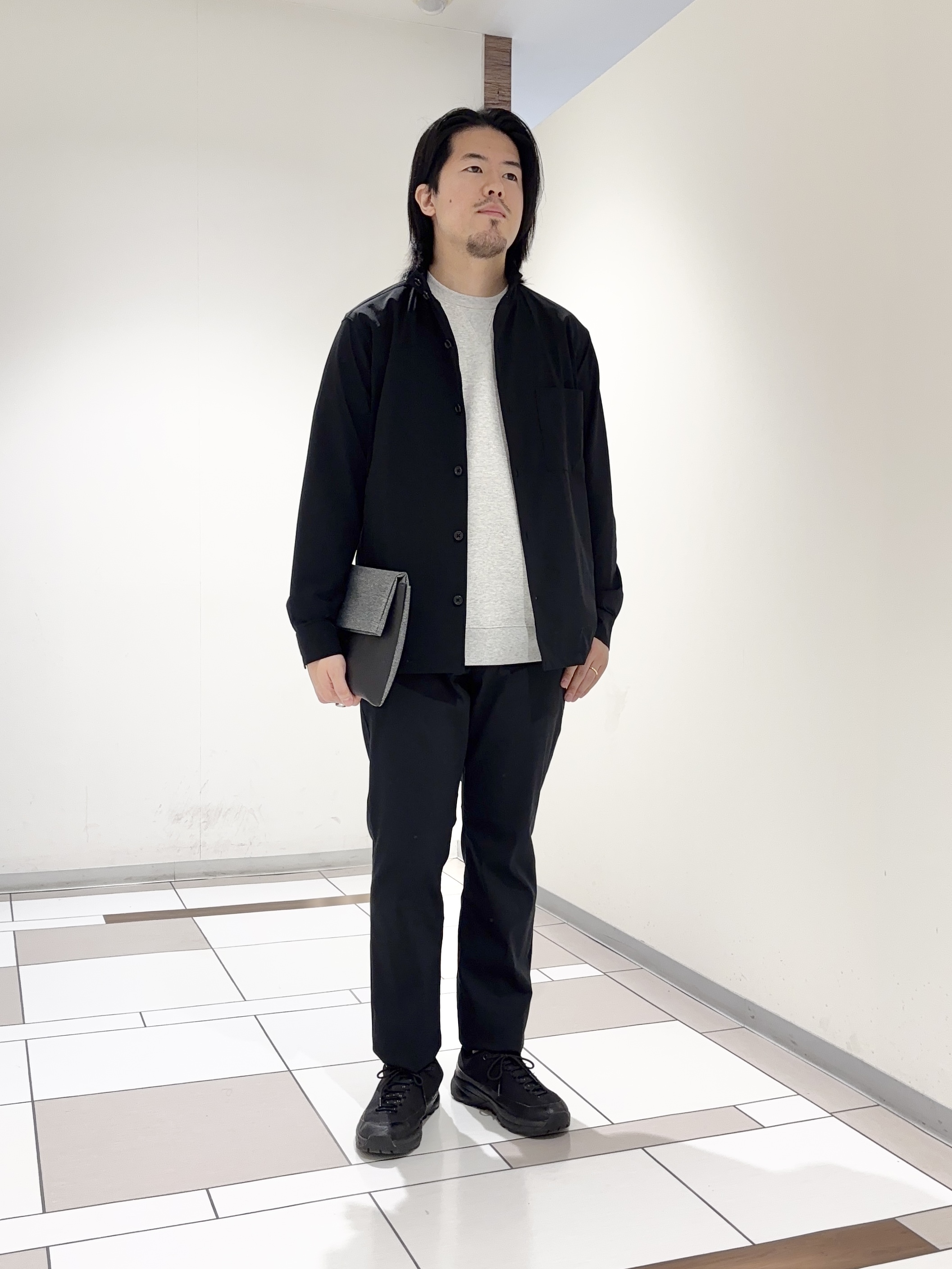 及川さんの「TAKEO KIKUCHI｜3Dナイロンストレッチ　スタンドカラーブルゾン」を使ったコーディネート