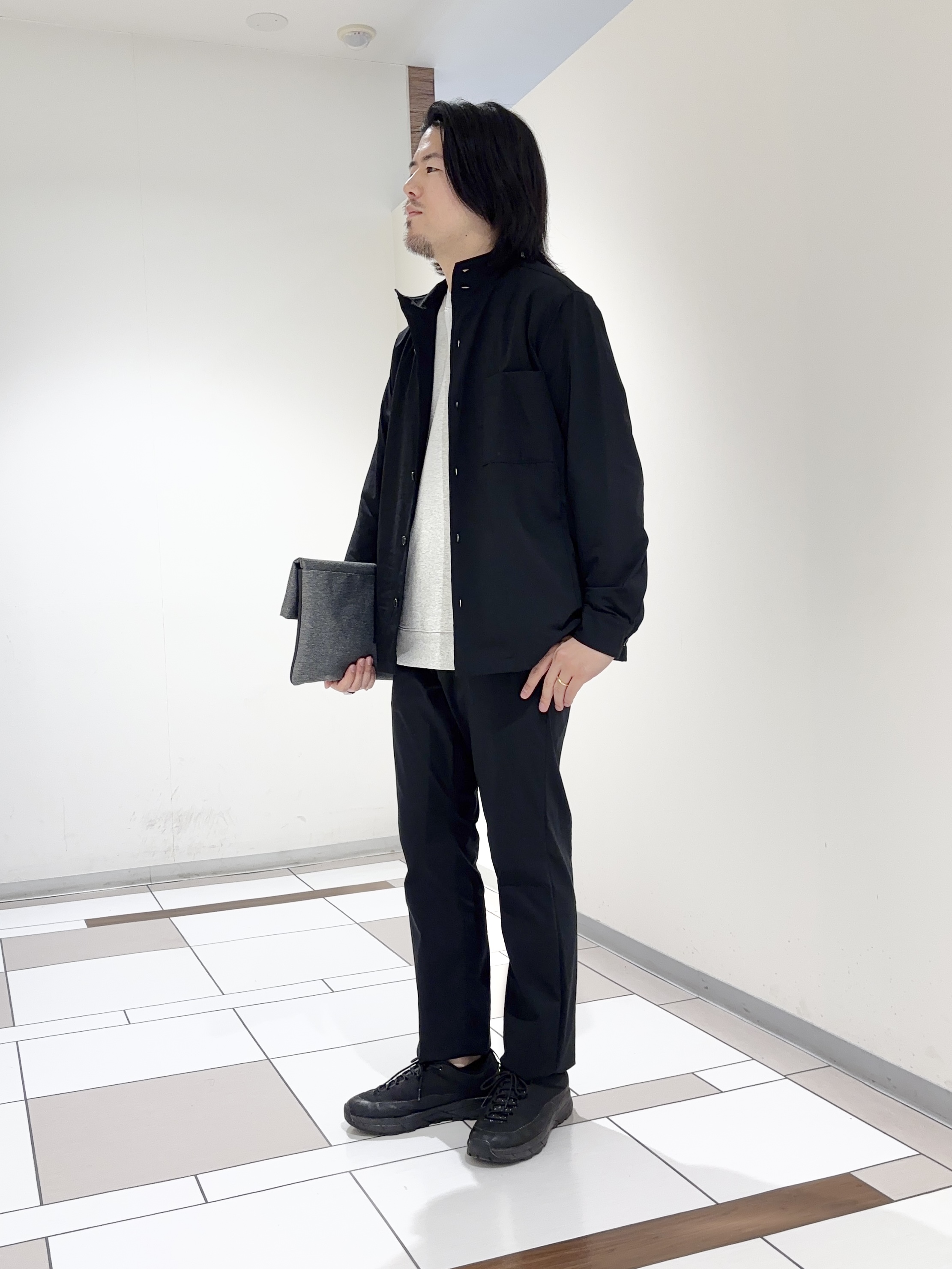 及川さんの「TAKEO KIKUCHI｜3Dナイロンストレッチ　スタンドカラーブルゾン」を使ったコーディネート