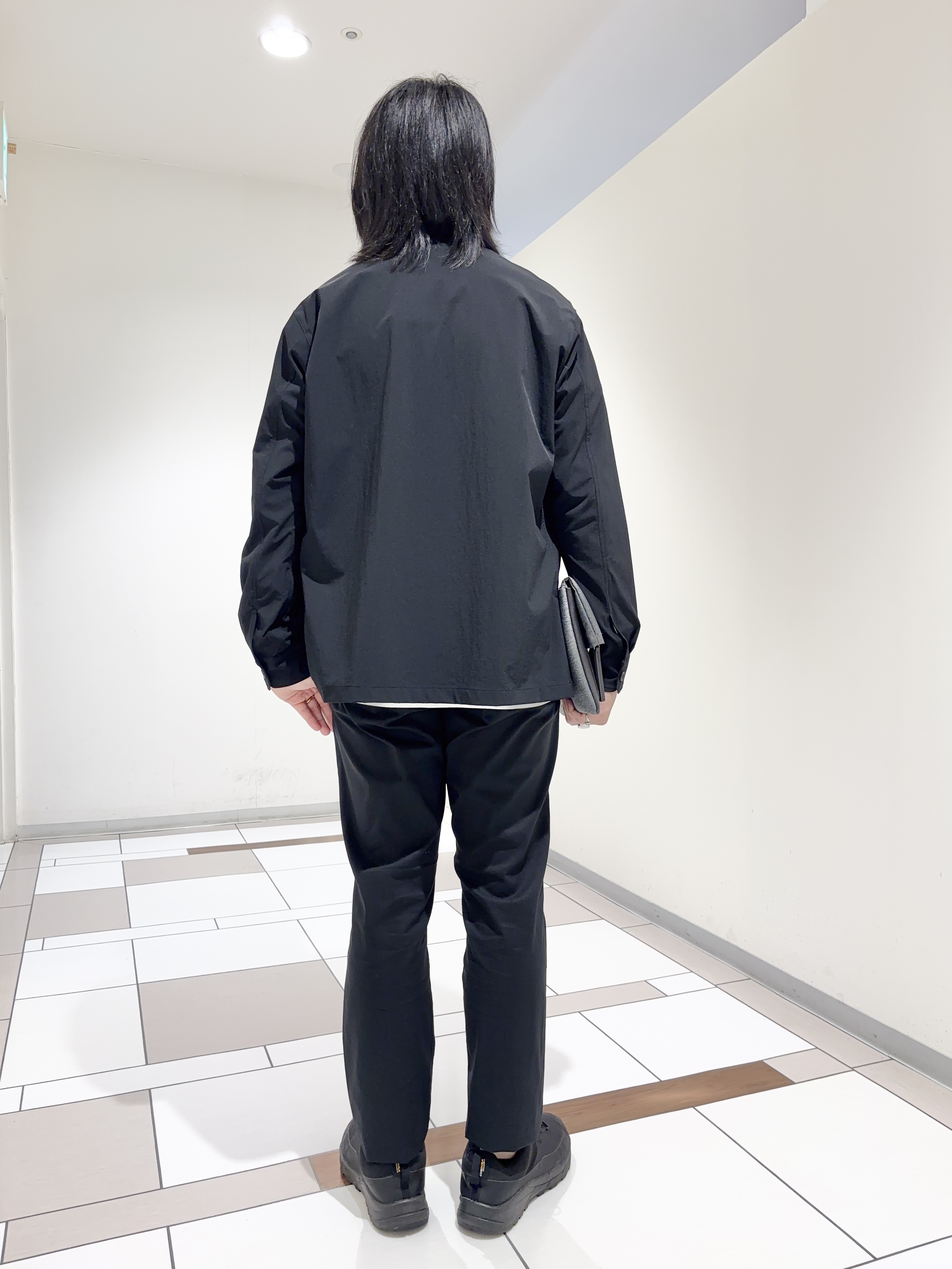 及川さんの「TAKEO KIKUCHI｜3Dナイロンストレッチ　スタンドカラーブルゾン」を使ったコーディネート