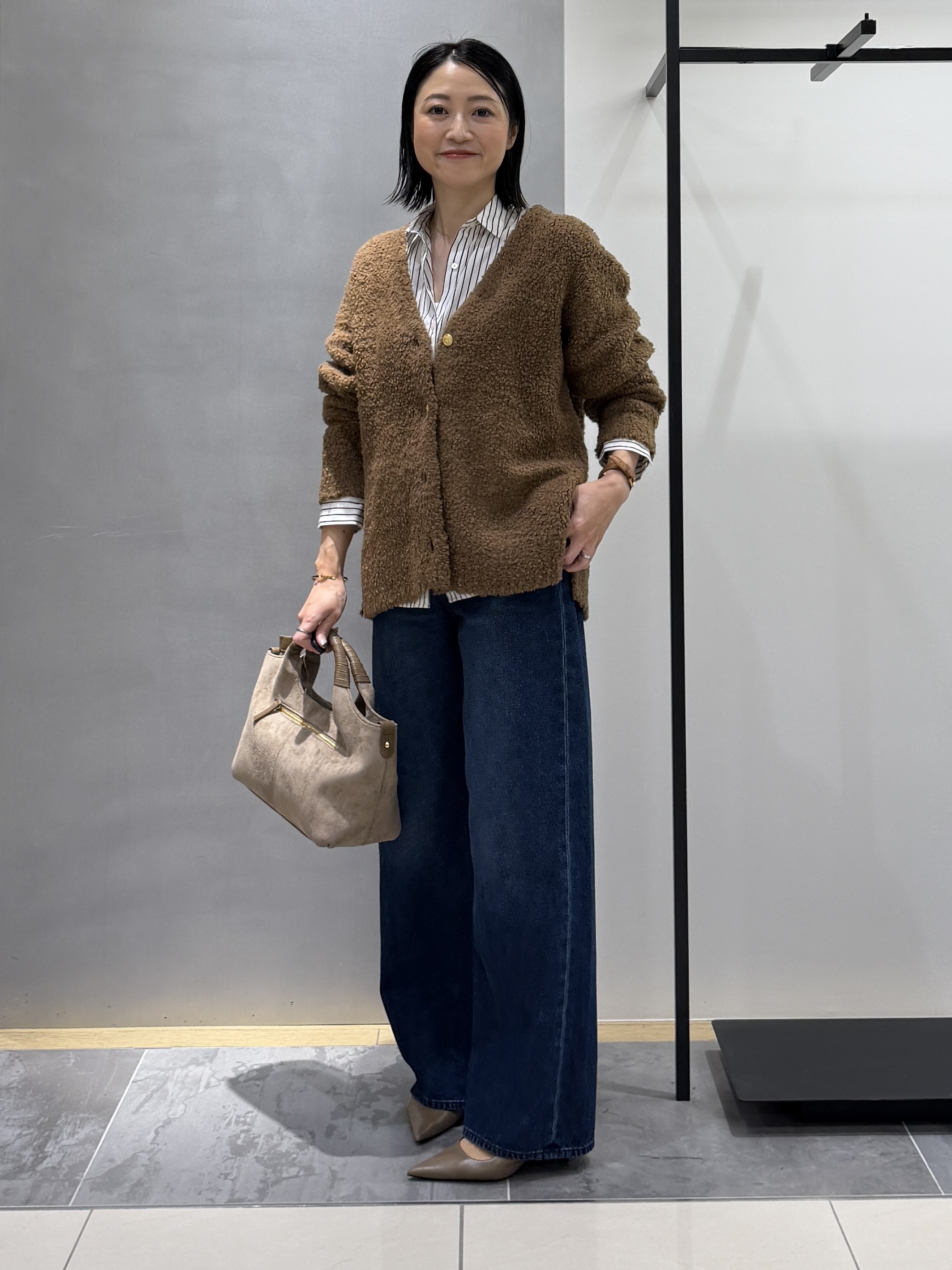 shihoさんの「INDIVI｜【品よく軽い！】メリノフェザー Vネックニットカーディガン」を使ったコーディネート