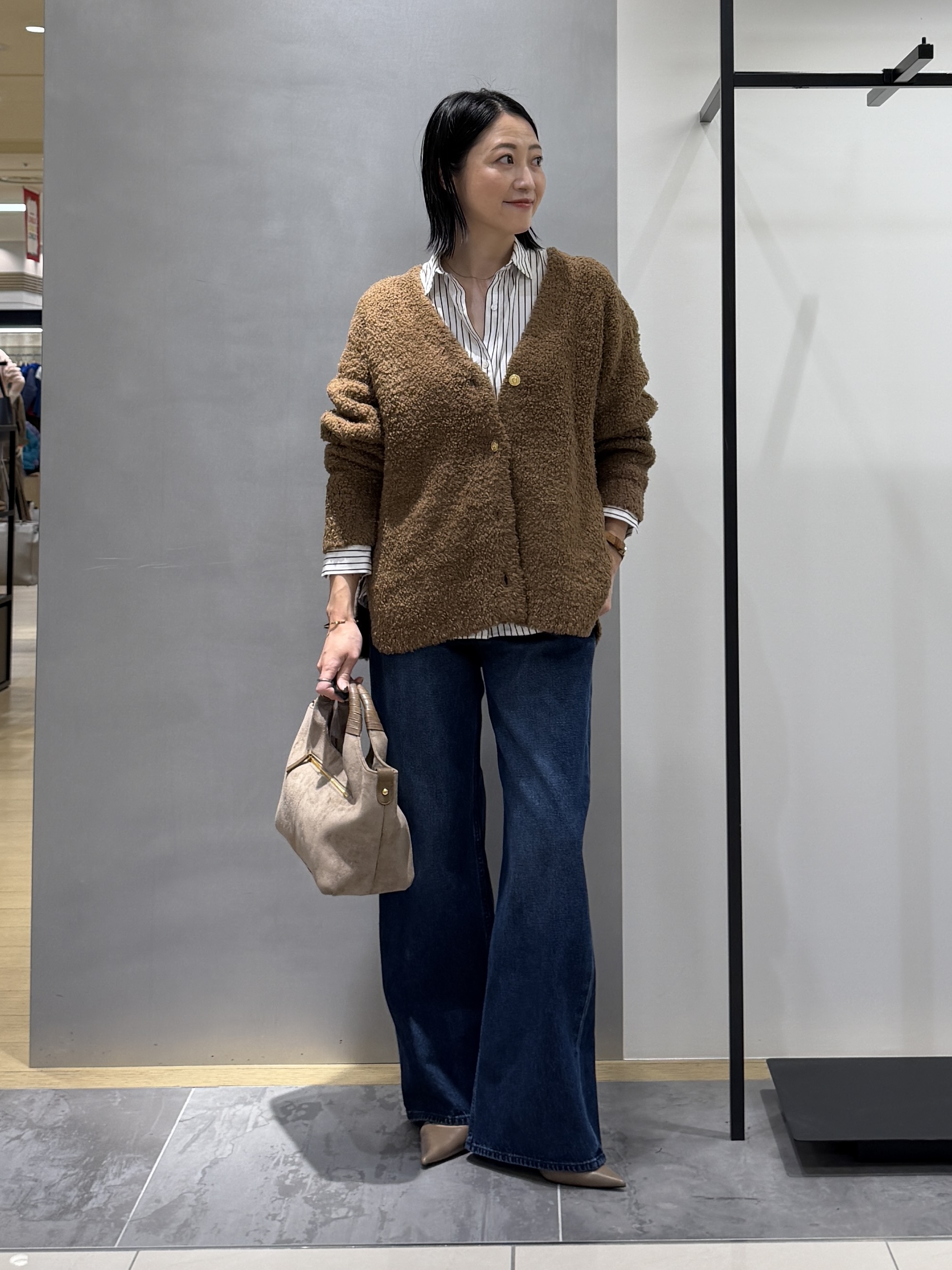 shihoさんの「INDIVI｜【品よく軽い！】メリノフェザー Vネックニットカーディガン」を使ったコーディネート