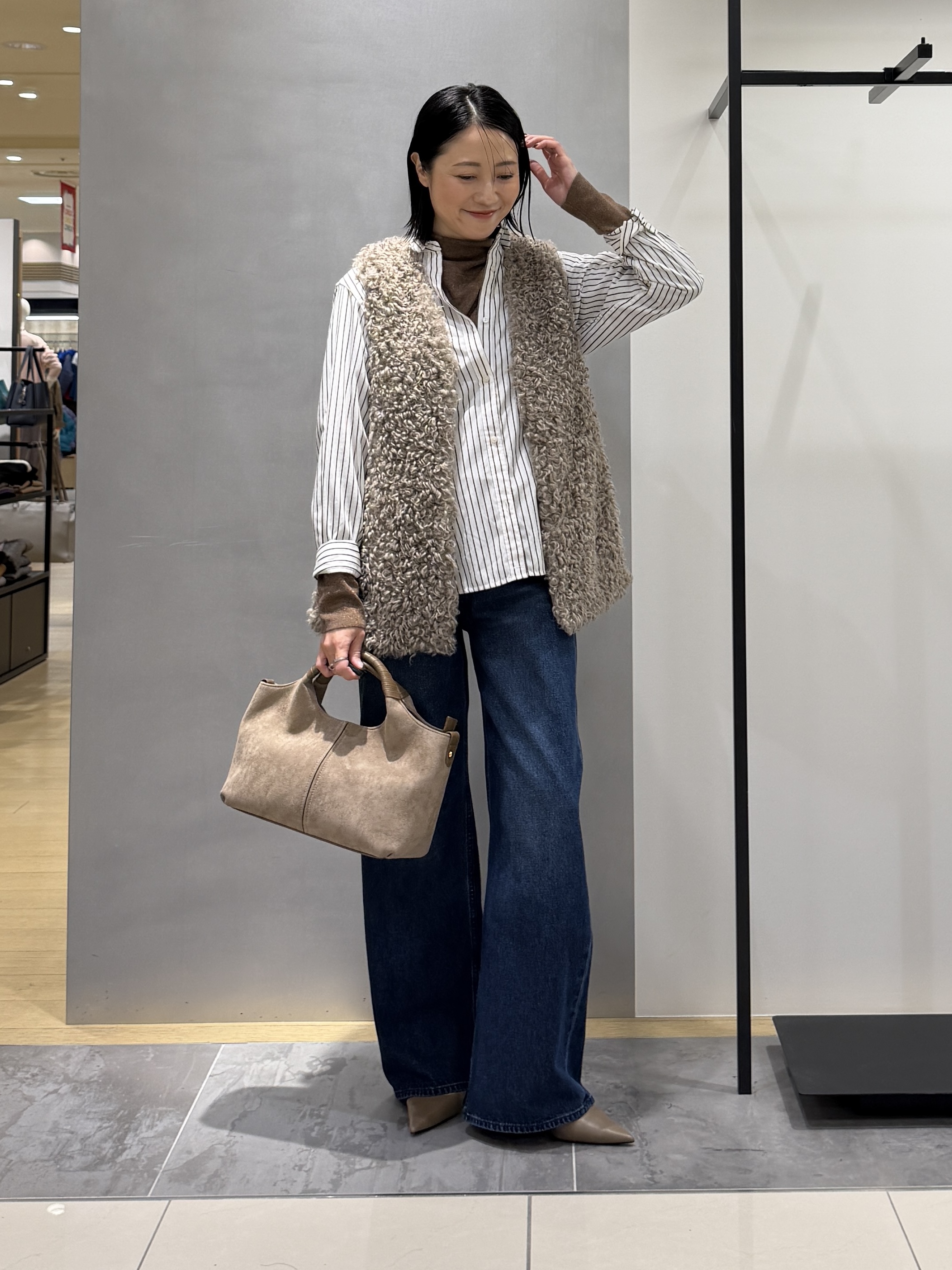 shihoさんの「INDIVI｜【羽織るだけでお洒落】カールエコファー ジレ」を使ったコーディネート