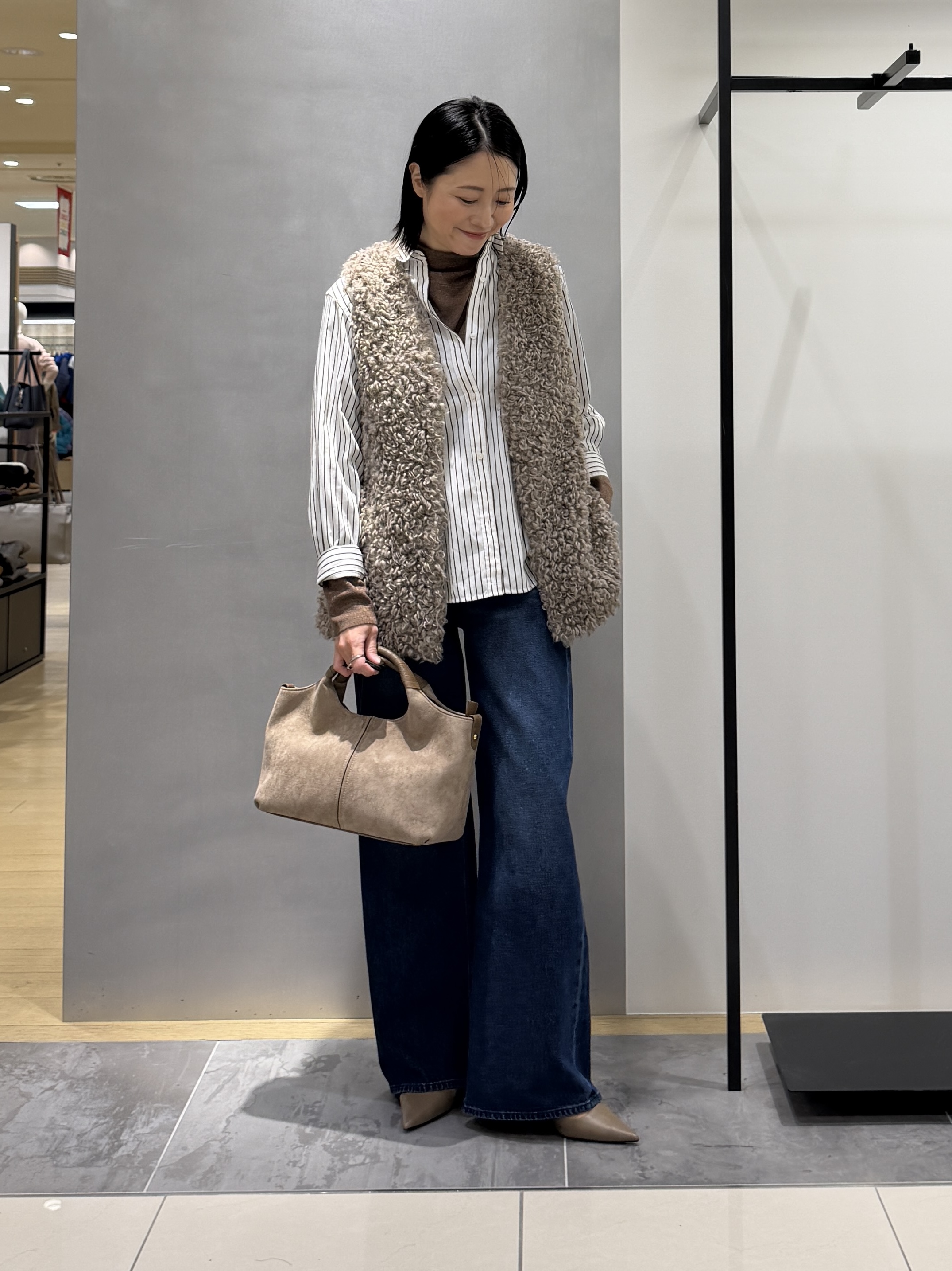shihoさんの「INDIVI｜【羽織るだけでお洒落】カールエコファー ジレ」を使ったコーディネート