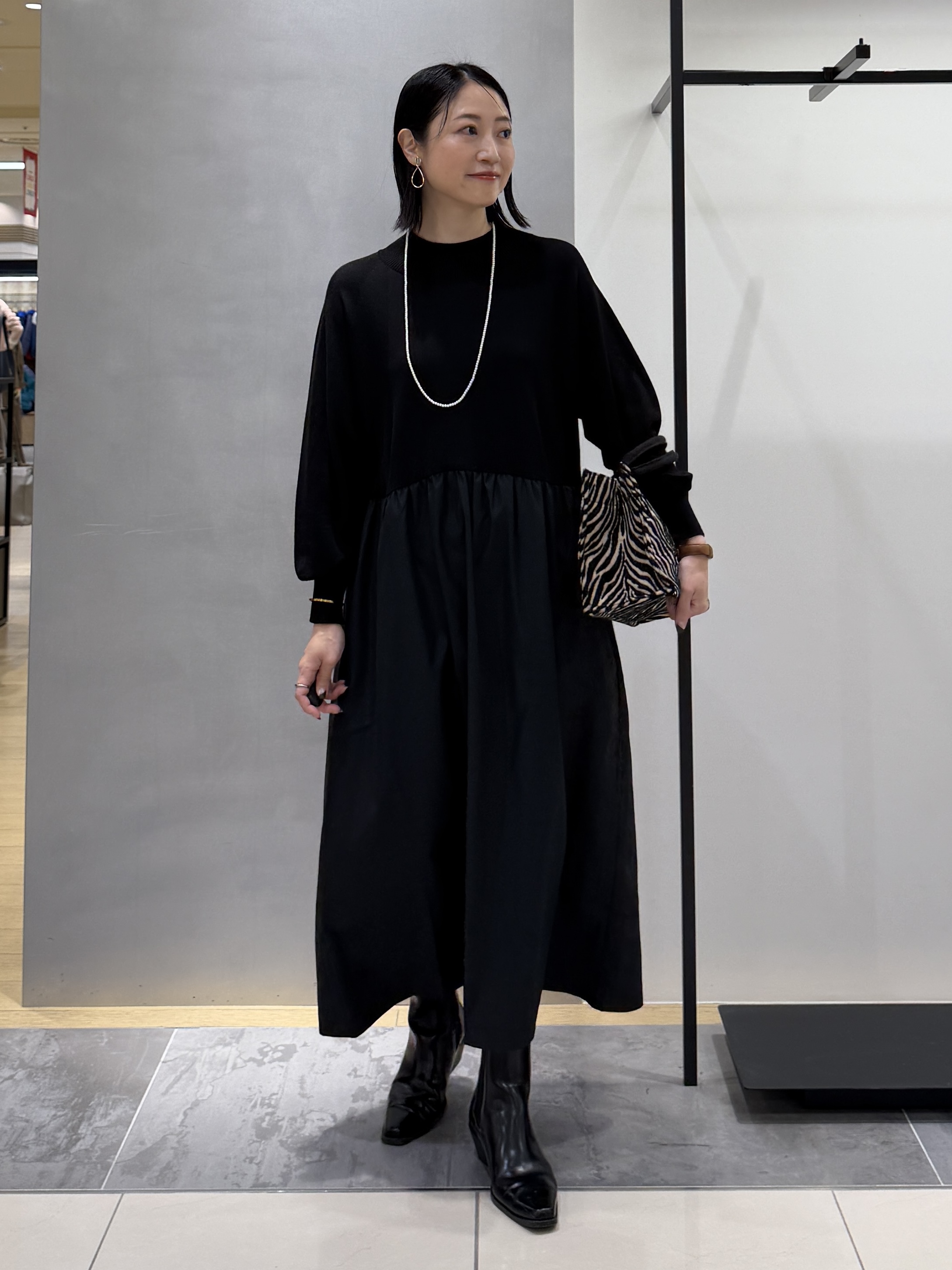 shihoさんの「INDIVI｜【1枚でコーデ完成！／体型カバー】布帛コンビウール混ニットワンピース」を使ったコーディネート