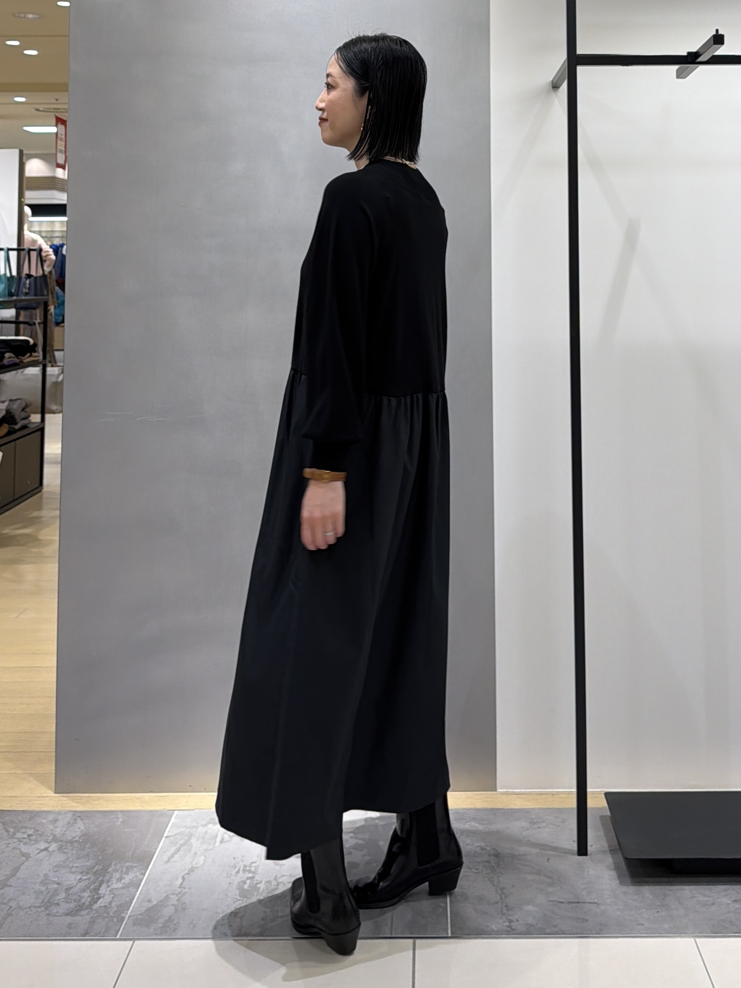 shihoさんの「INDIVI｜【1枚でコーデ完成！／体型カバー】布帛コンビウール混ニットワンピース」を使ったコーディネート