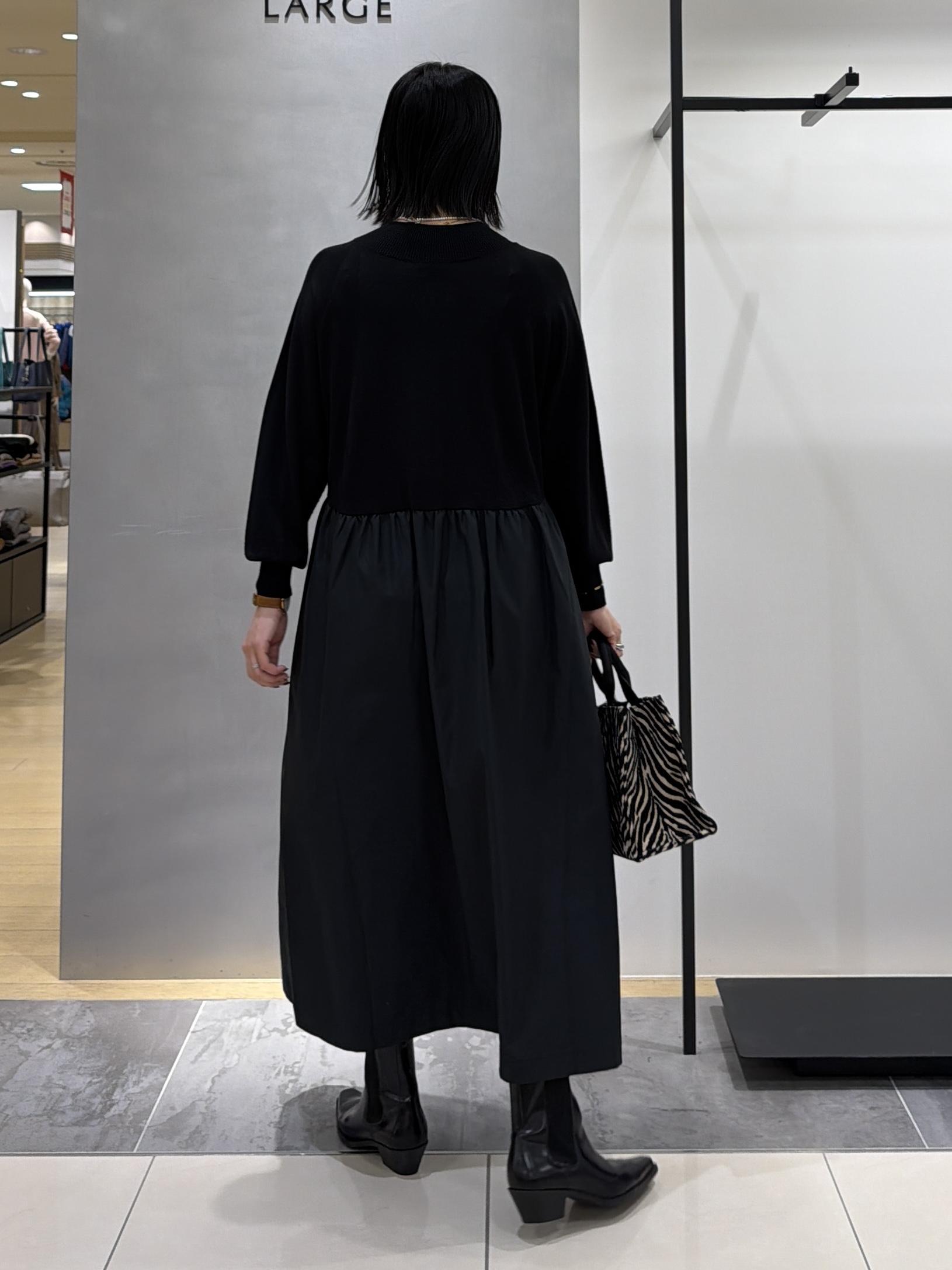 shihoさんの「INDIVI｜【1枚でコーデ完成！／体型カバー】布帛コンビウール混ニットワンピース」を使ったコーディネート