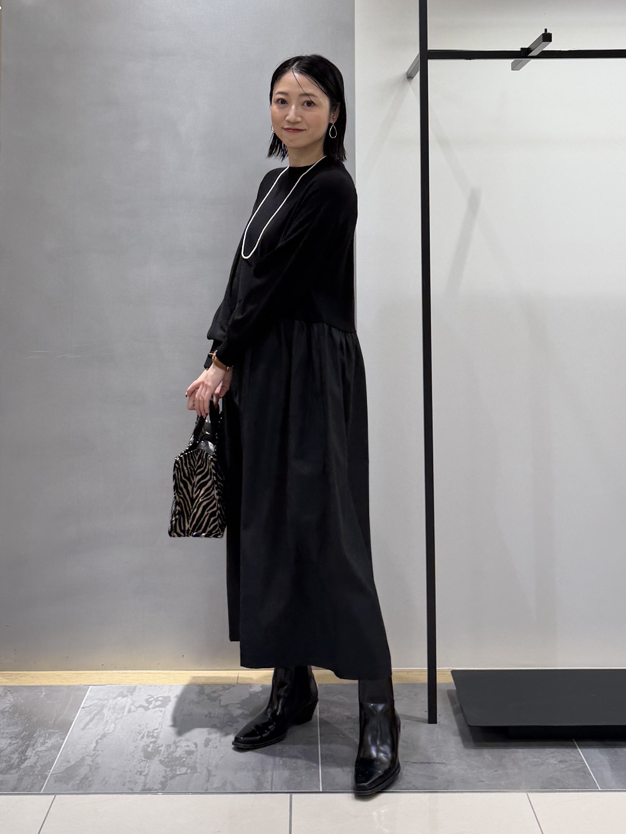 shihoさんの「INDIVI｜【1枚でコーデ完成！／体型カバー】布帛コンビウール混ニットワンピース」を使ったコーディネート