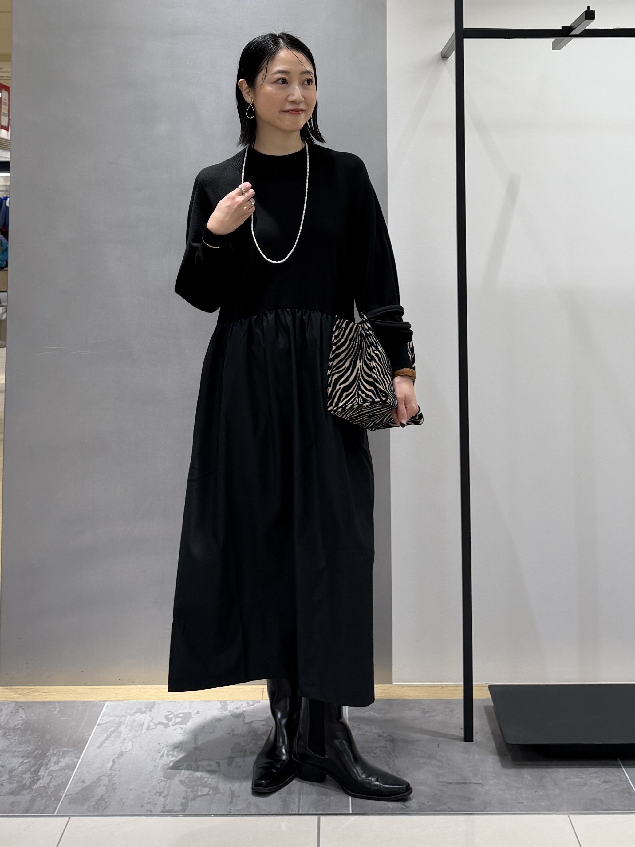 shihoさんの「INDIVI｜【1枚でコーデ完成！／体型カバー】布帛コンビウール混ニットワンピース」を使ったコーディネート