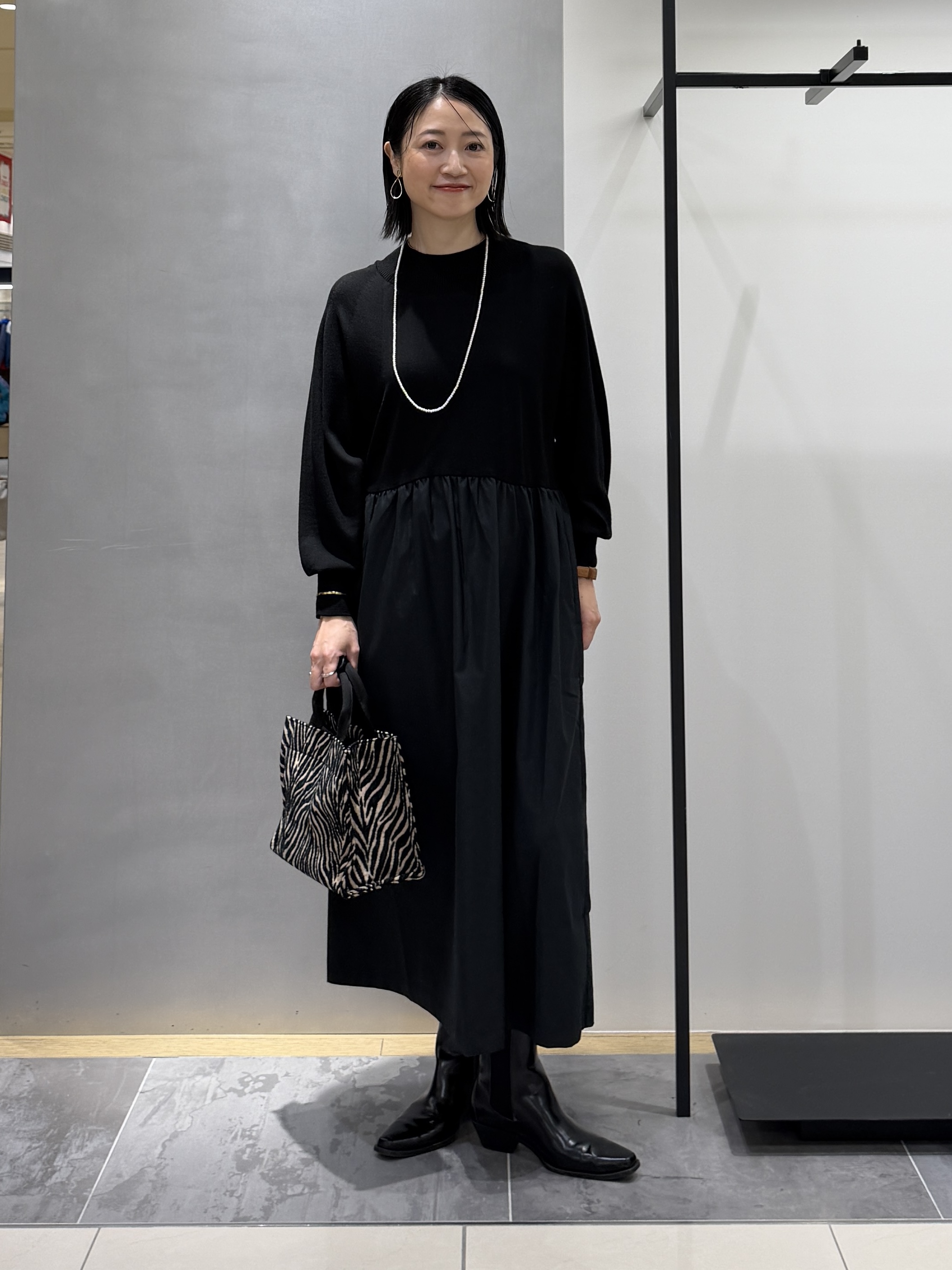 shihoさんの「INDIVI｜【1枚でコーデ完成！／体型カバー】布帛コンビウール混ニットワンピース」を使ったコーディネート