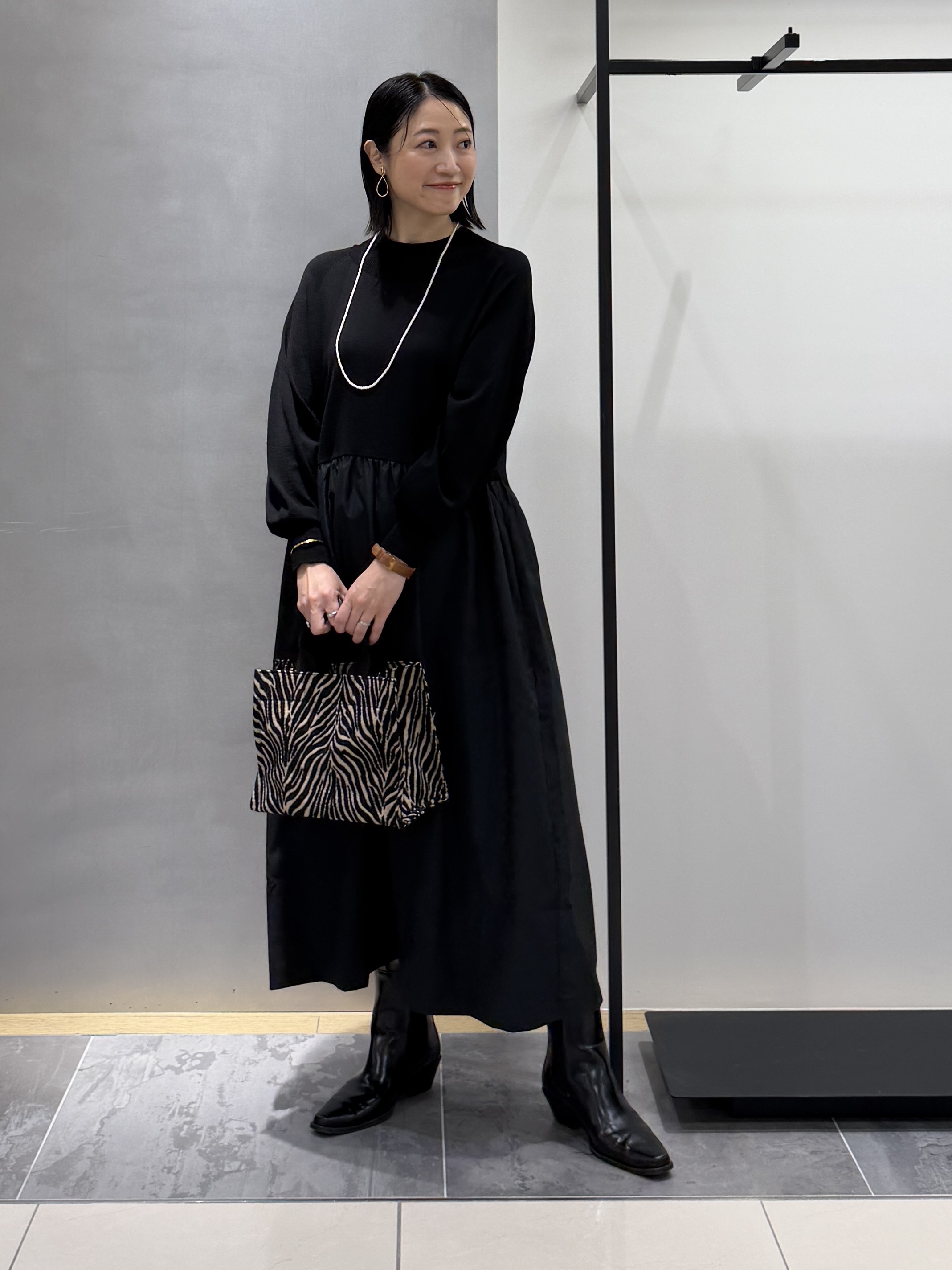 shihoさんの「INDIVI｜【1枚でコーデ完成！／体型カバー】布帛コンビウール混ニットワンピース」を使ったコーディネート