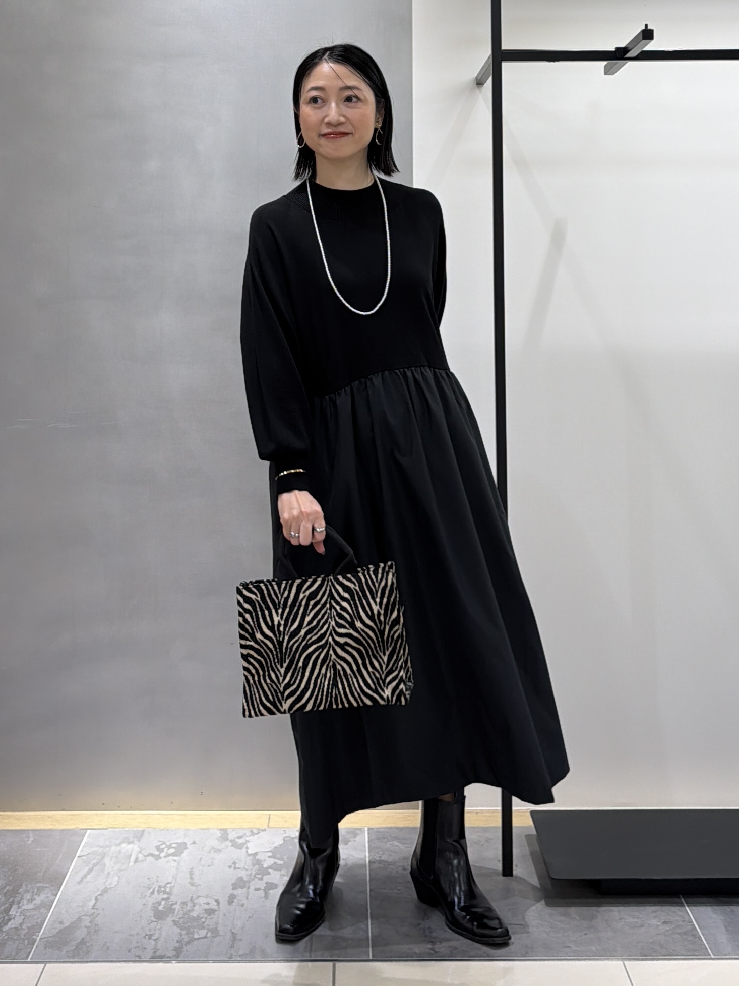 shihoさんの「INDIVI｜【1枚でコーデ完成！／体型カバー】布帛コンビウール混ニットワンピース」を使ったコーディネート