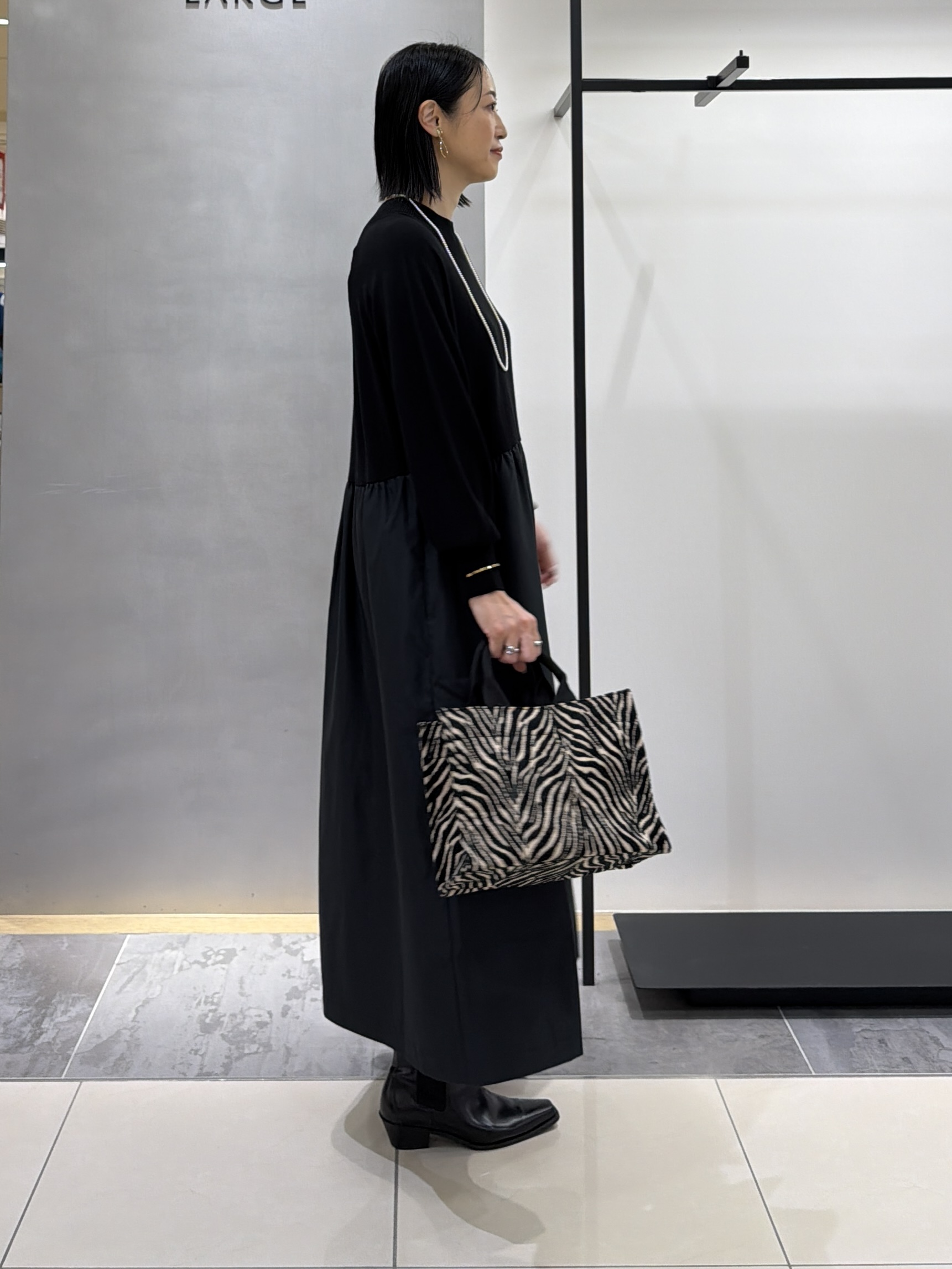 shihoさんの「INDIVI｜【1枚でコーデ完成！／体型カバー】布帛コンビウール混ニットワンピース」を使ったコーディネート