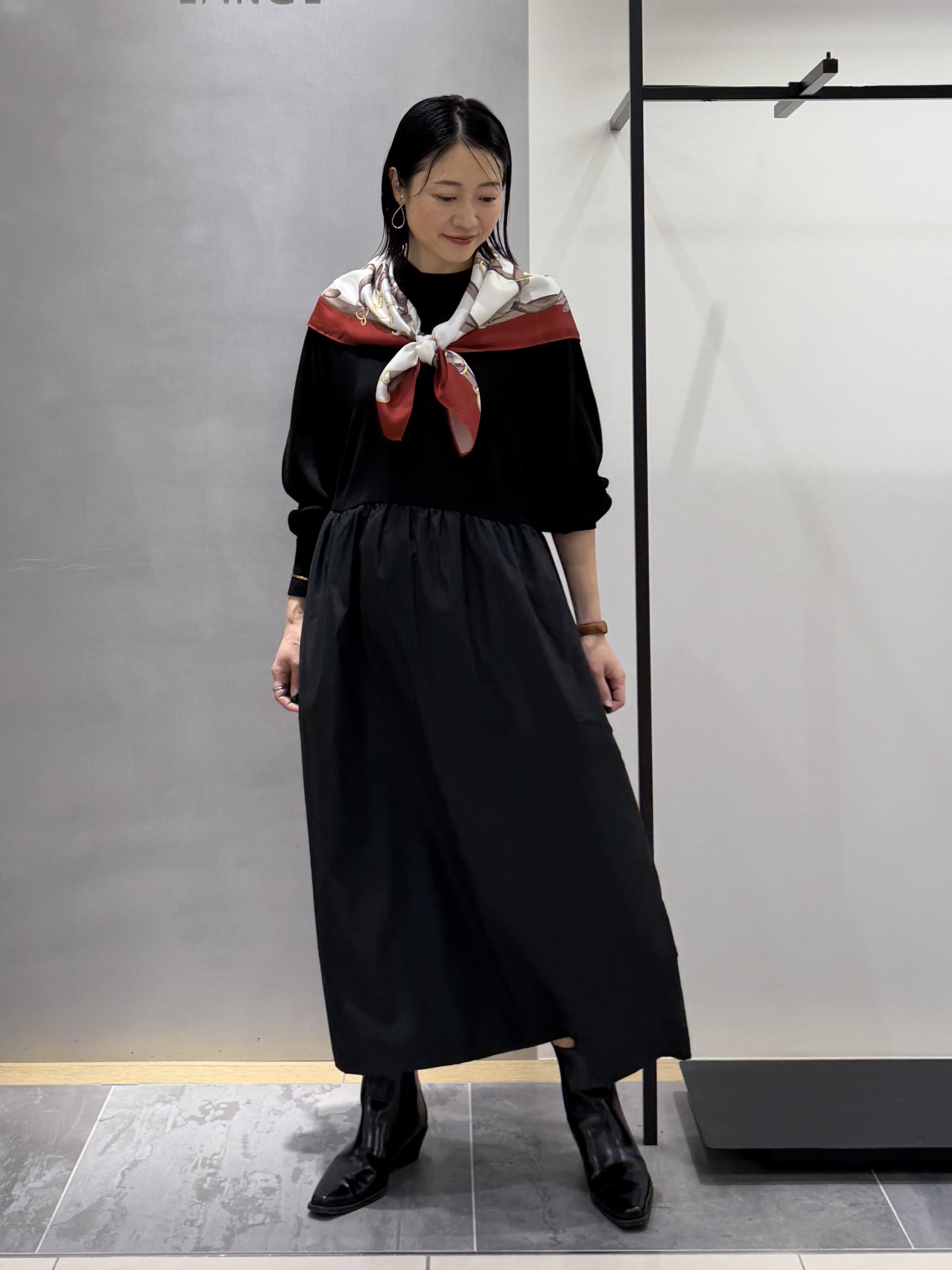 shihoさんの「INDIVI｜【1枚でコーデ完成！／体型カバー】布帛コンビウール混ニットワンピース」を使ったコーディネート