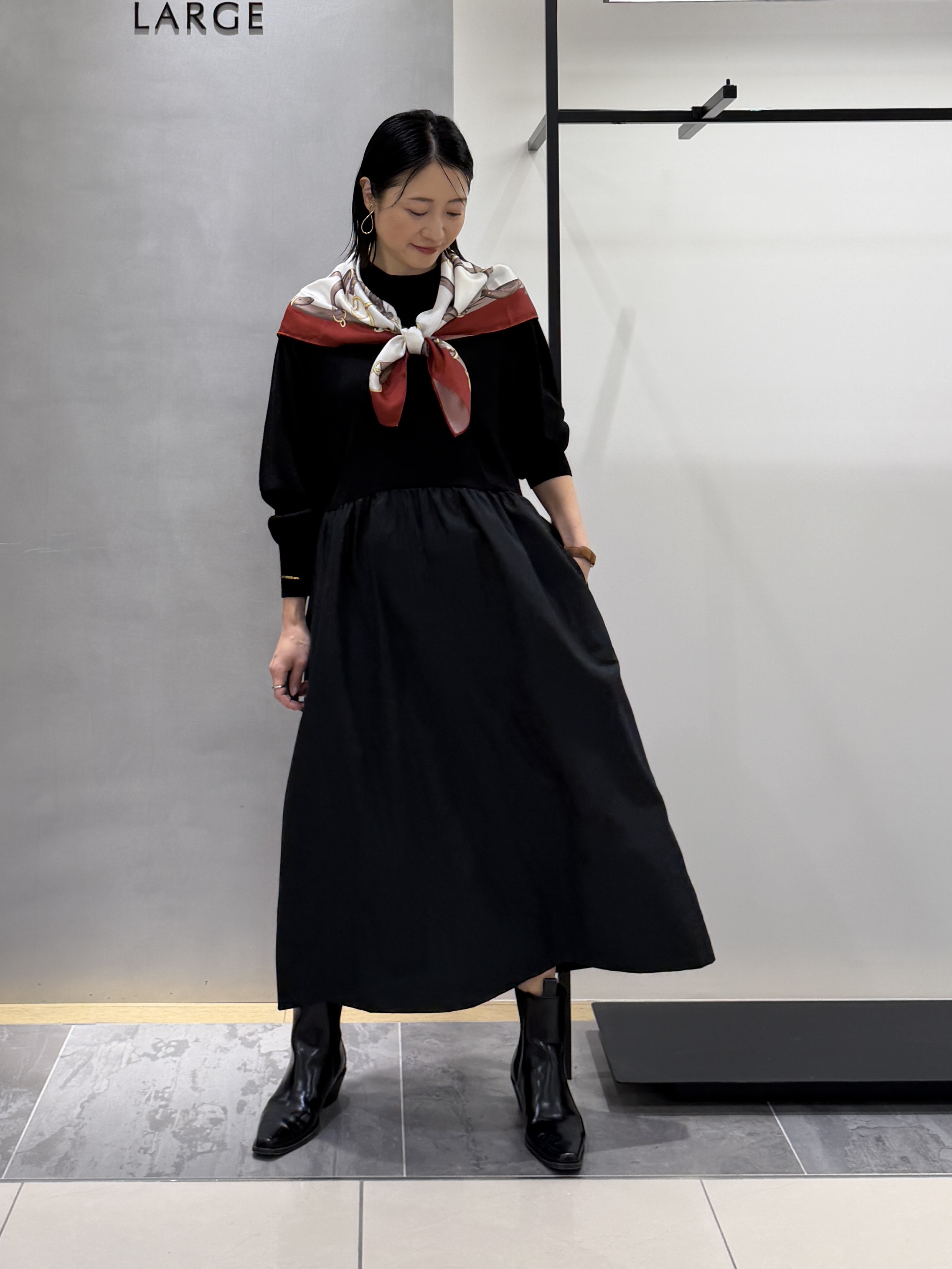 shihoさんの「INDIVI｜【1枚でコーデ完成！／体型カバー】布帛コンビウール混ニットワンピース」を使ったコーディネート