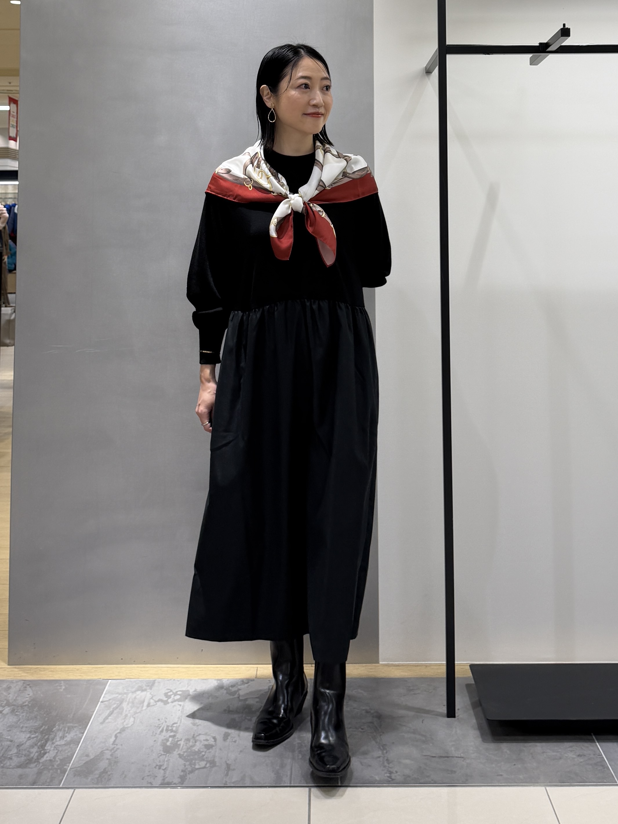 shihoさんの「INDIVI｜【1枚でコーデ完成！／体型カバー】布帛コンビウール混ニットワンピース」を使ったコーディネート