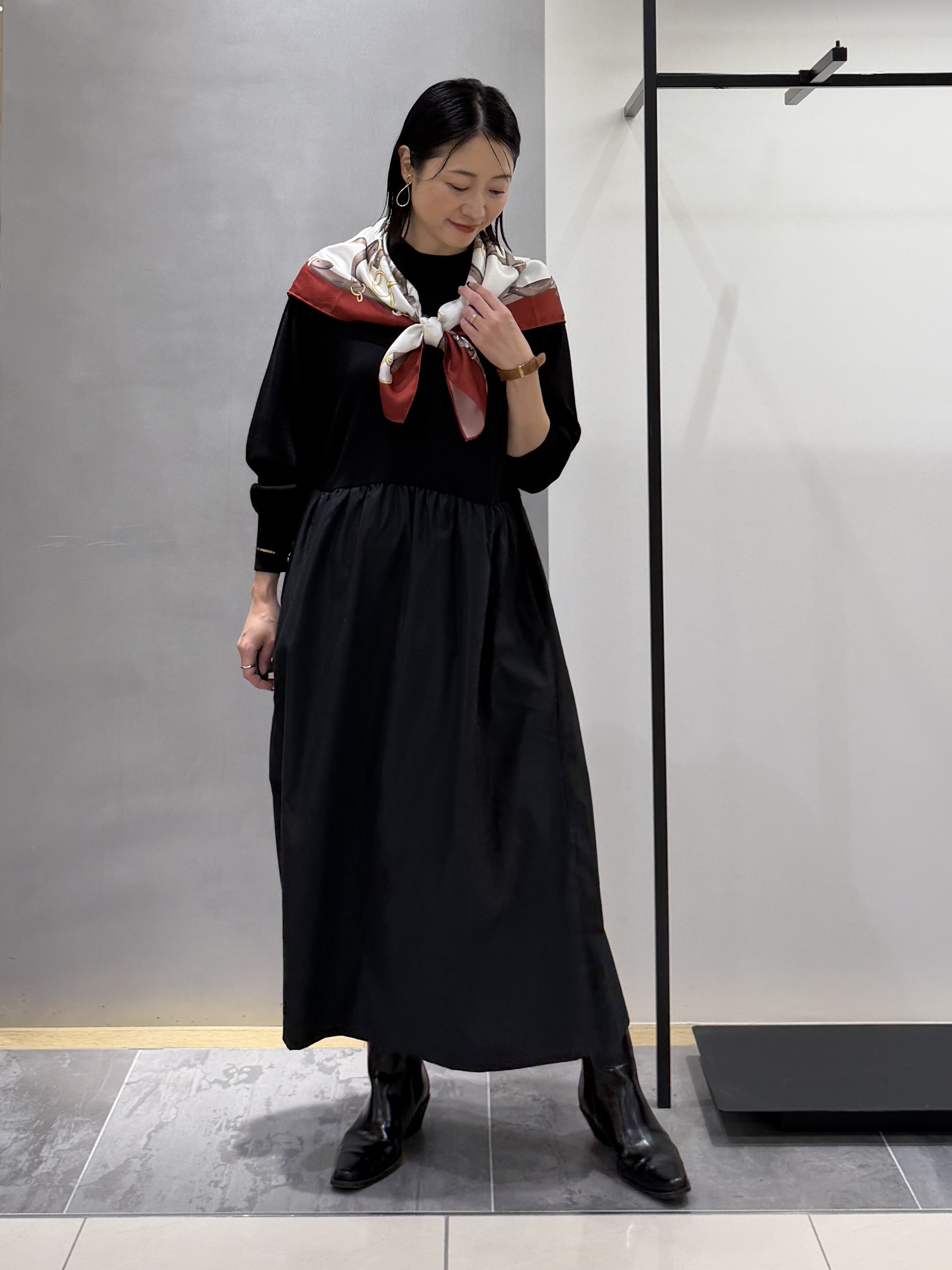 shihoさんの「INDIVI｜【1枚でコーデ完成！／体型カバー】布帛コンビウール混ニットワンピース」を使ったコーディネート