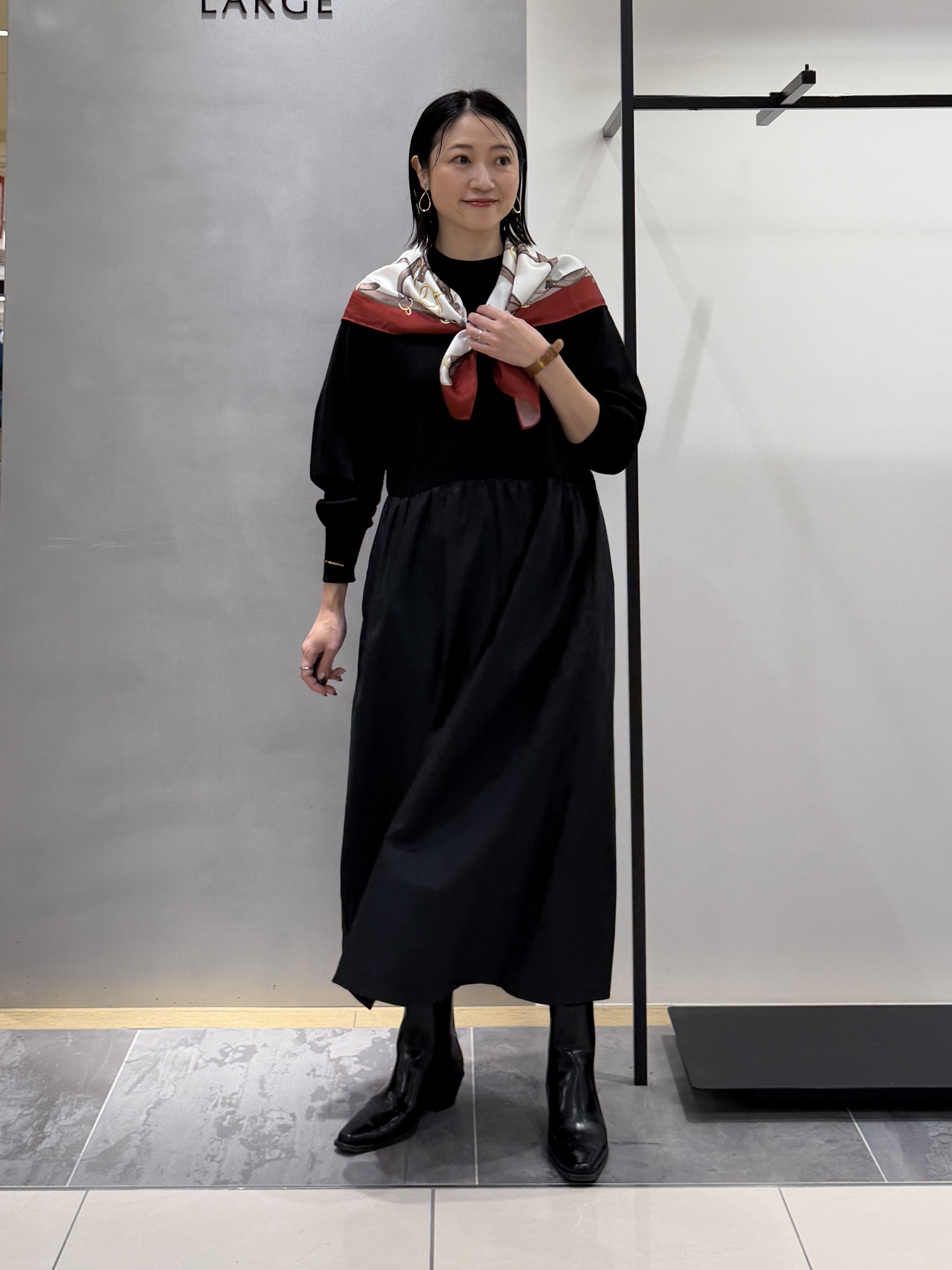shihoさんの「INDIVI｜【1枚でコーデ完成！／体型カバー】布帛コンビウール混ニットワンピース」を使ったコーディネート