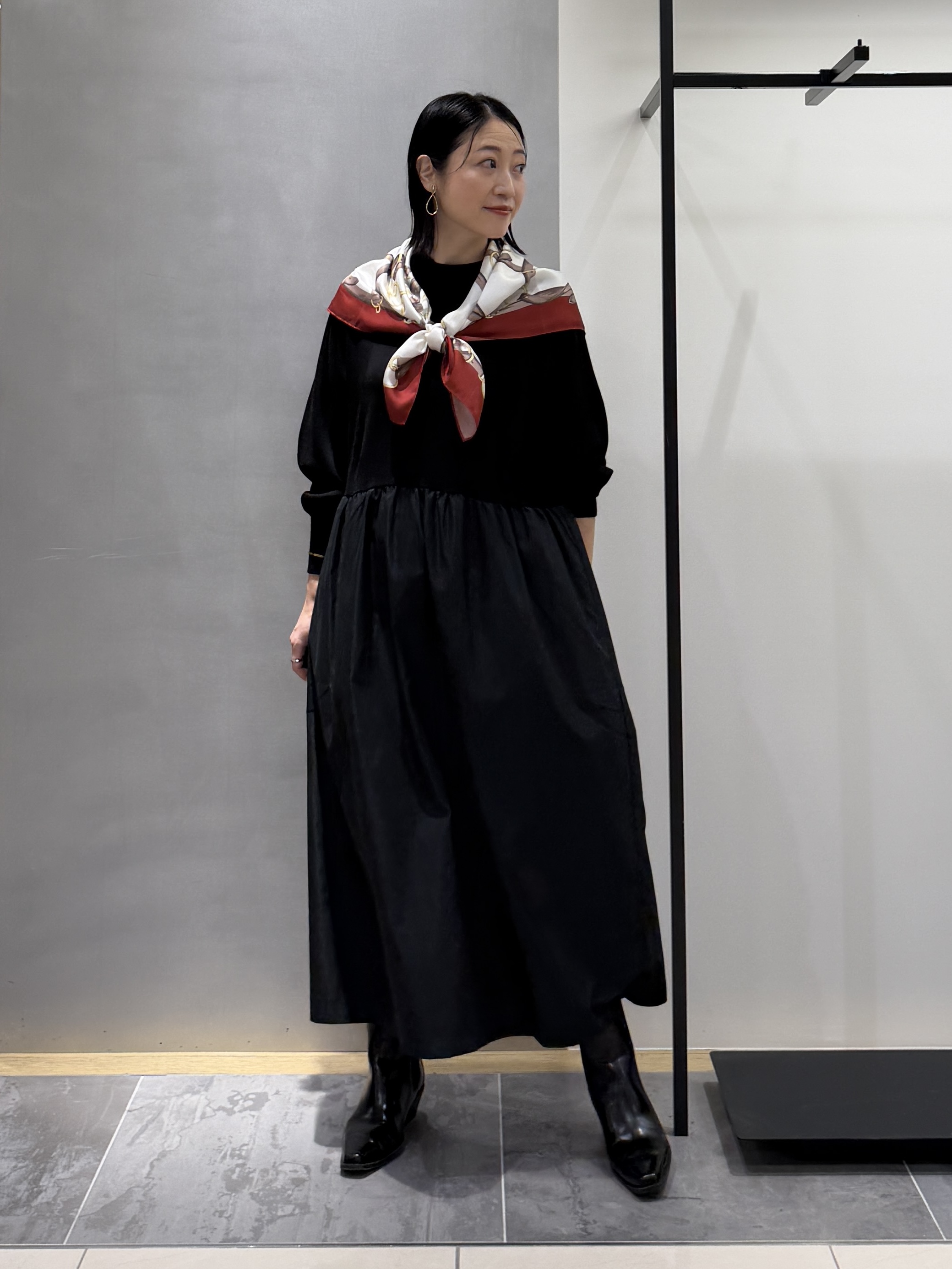 shihoさんの「INDIVI｜【1枚でコーデ完成！／体型カバー】布帛コンビウール混ニットワンピース」を使ったコーディネート
