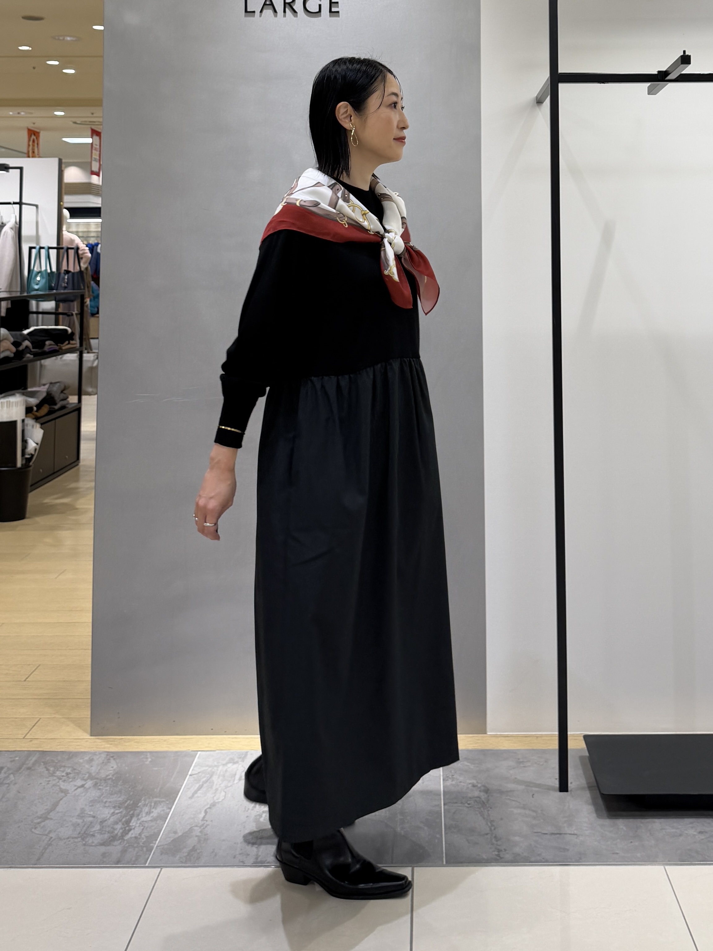 shihoさんの「INDIVI｜【1枚でコーデ完成！／体型カバー】布帛コンビウール混ニットワンピース」を使ったコーディネート