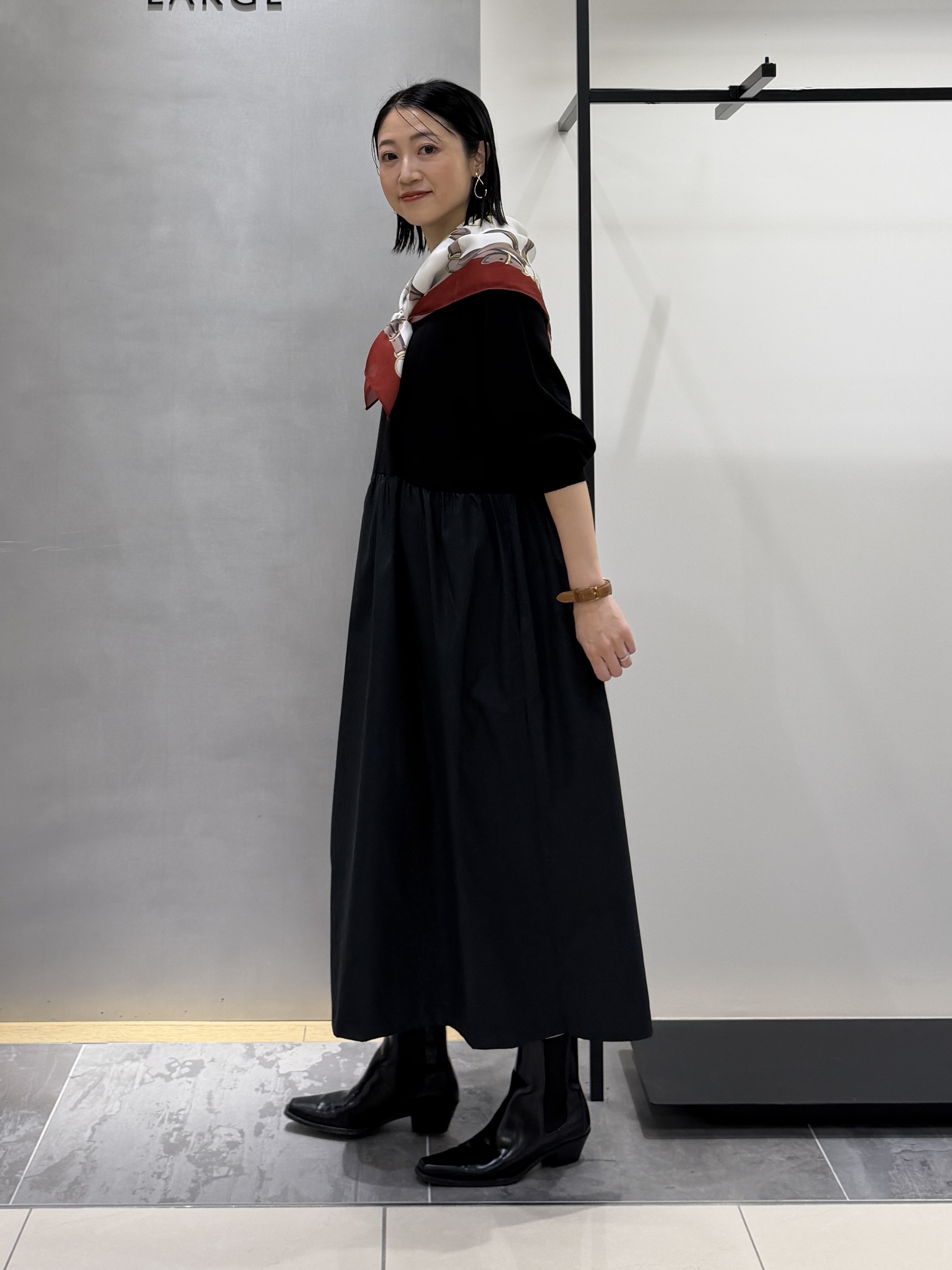 shihoさんの「INDIVI｜【1枚でコーデ完成！／体型カバー】布帛コンビウール混ニットワンピース」を使ったコーディネート