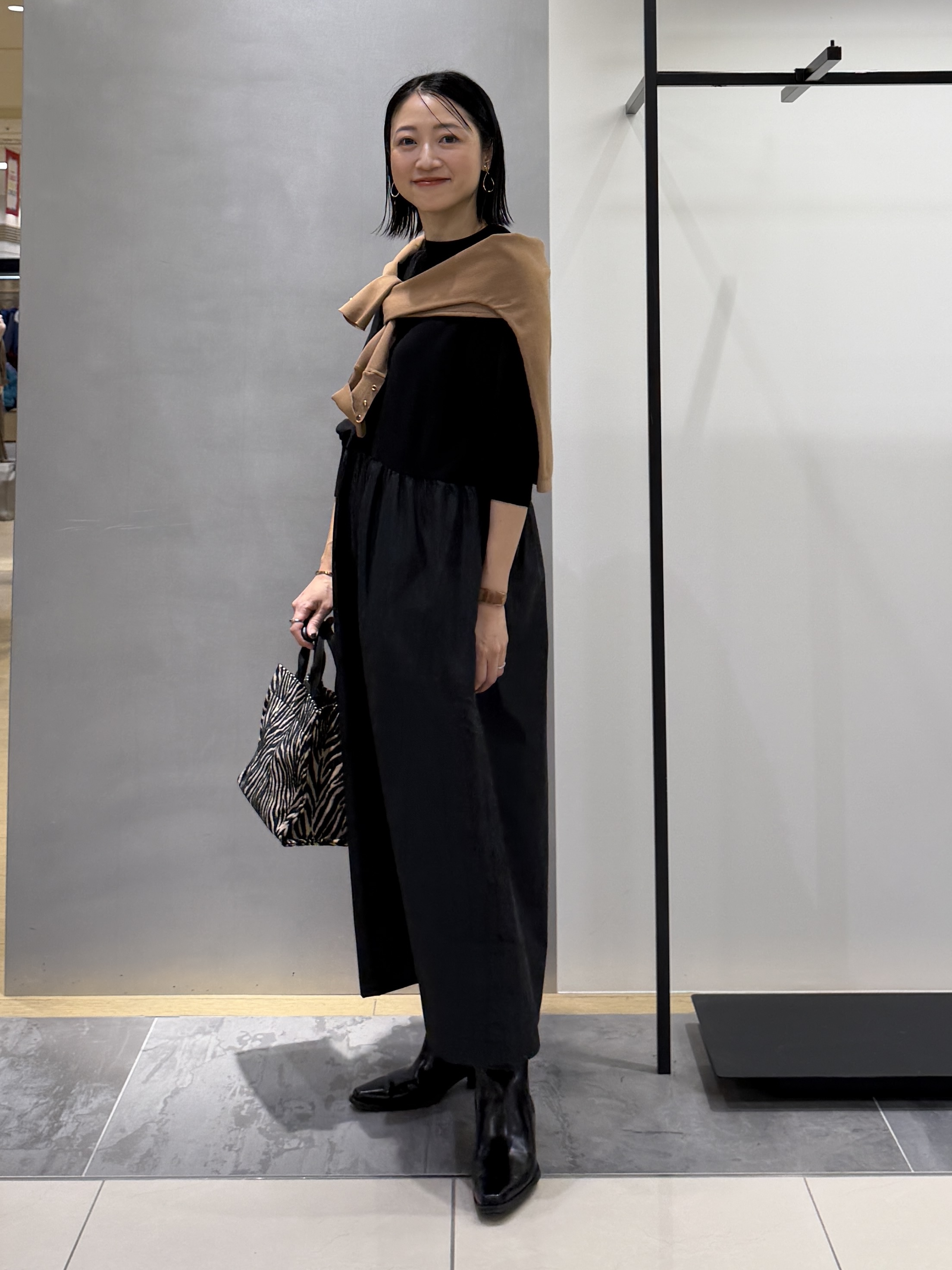 shihoさんの「INDIVI｜【1枚でコーデ完成！／体型カバー】布帛コンビウール混ニットワンピース」を使ったコーディネート