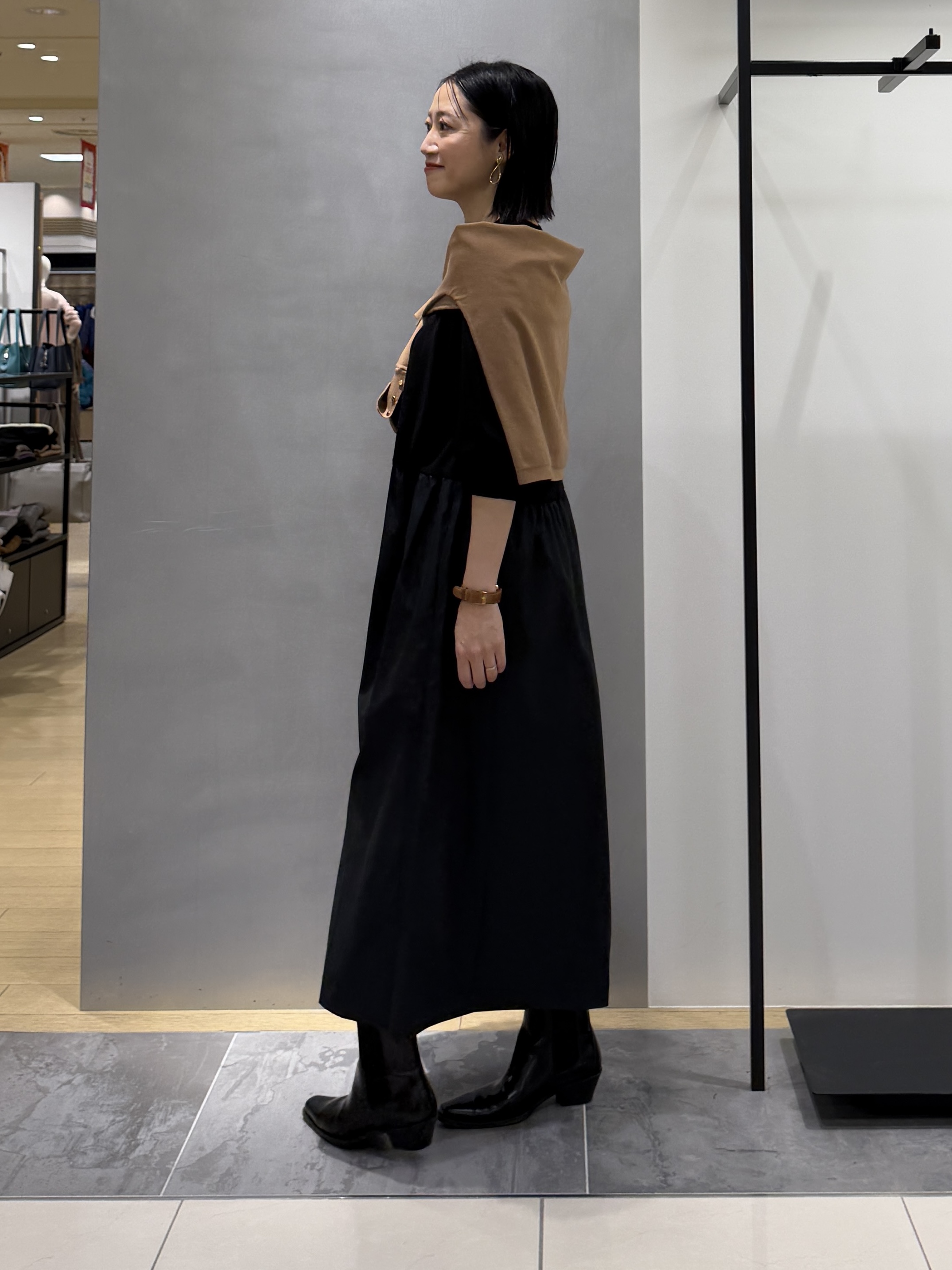 shihoさんの「INDIVI｜【1枚でコーデ完成！／体型カバー】布帛コンビウール混ニットワンピース」を使ったコーディネート