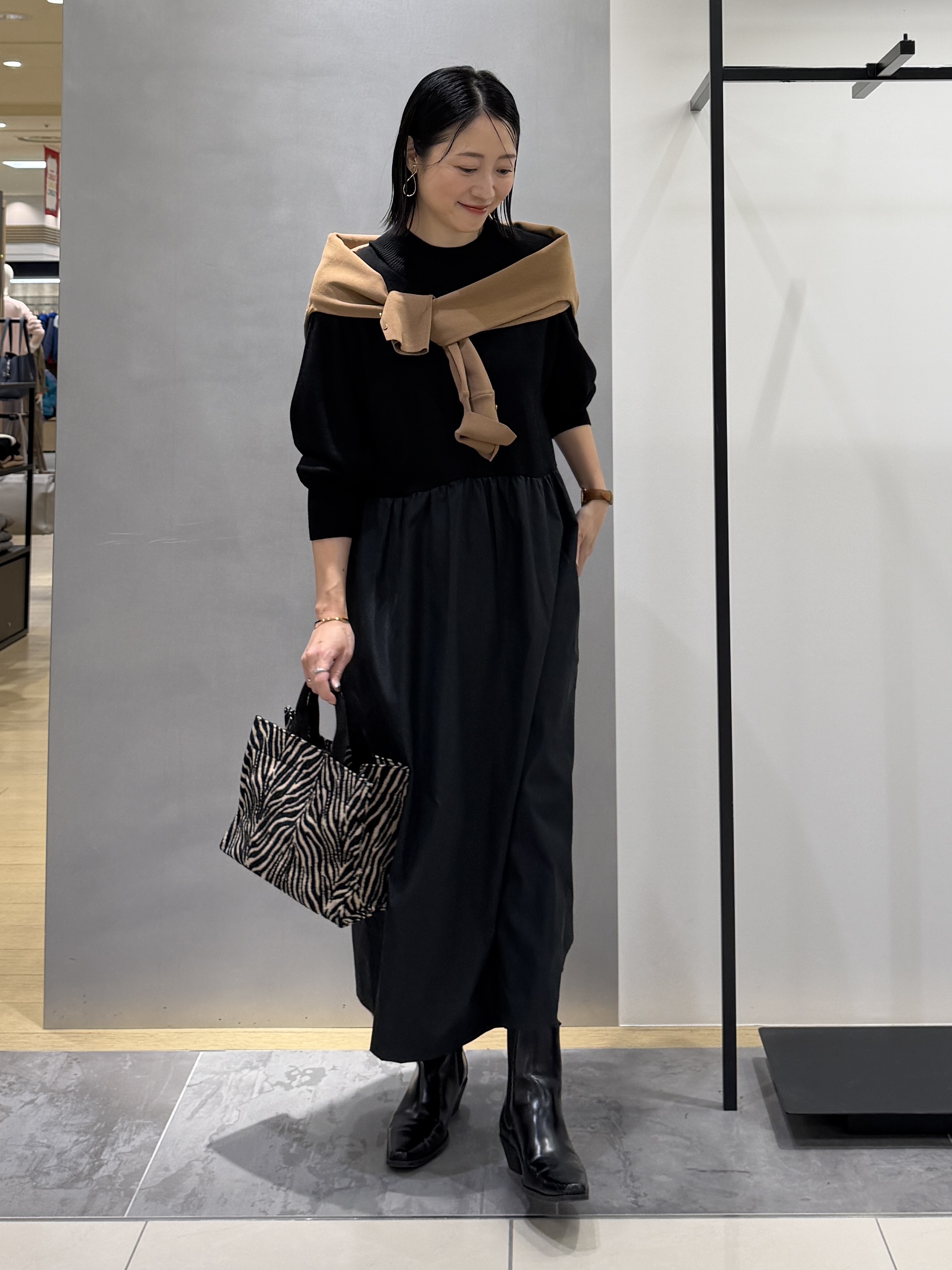 shihoさんの「INDIVI｜【1枚でコーデ完成！／体型カバー】布帛コンビウール混ニットワンピース」を使ったコーディネート