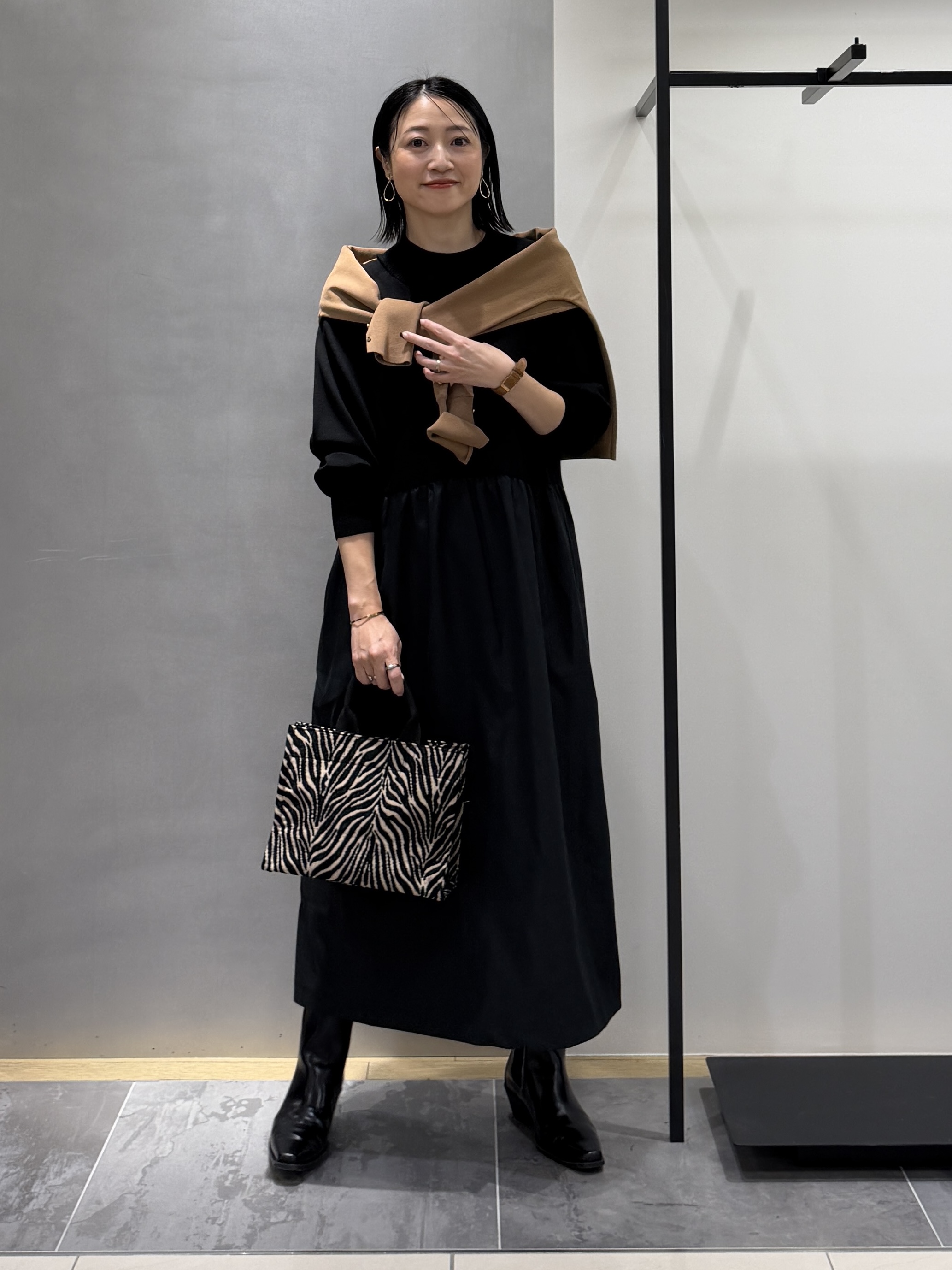 shihoさんの「INDIVI｜【1枚でコーデ完成！／体型カバー】布帛コンビウール混ニットワンピース」を使ったコーディネート