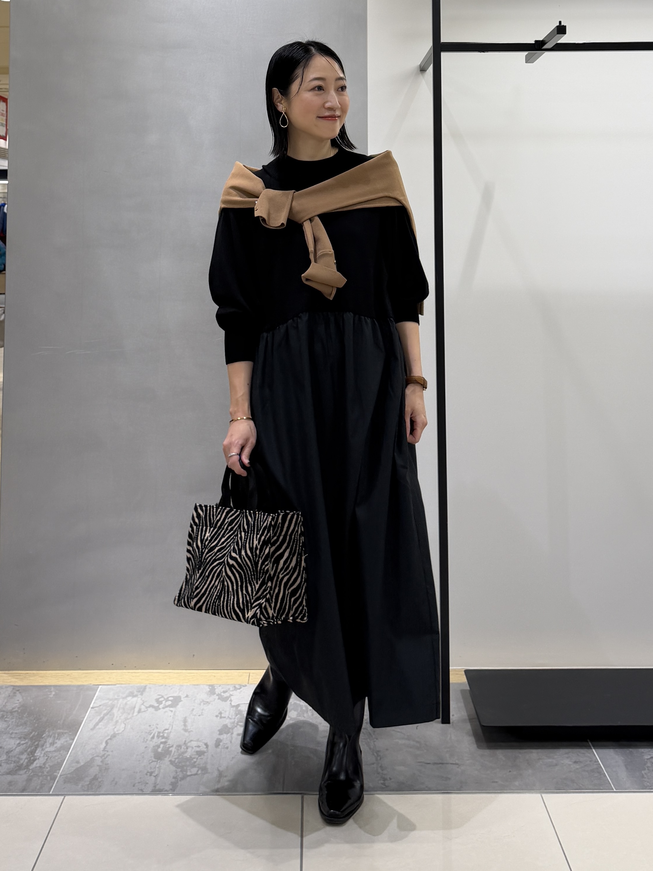shihoさんの「INDIVI｜【1枚でコーデ完成！／体型カバー】布帛コンビウール混ニットワンピース」を使ったコーディネート