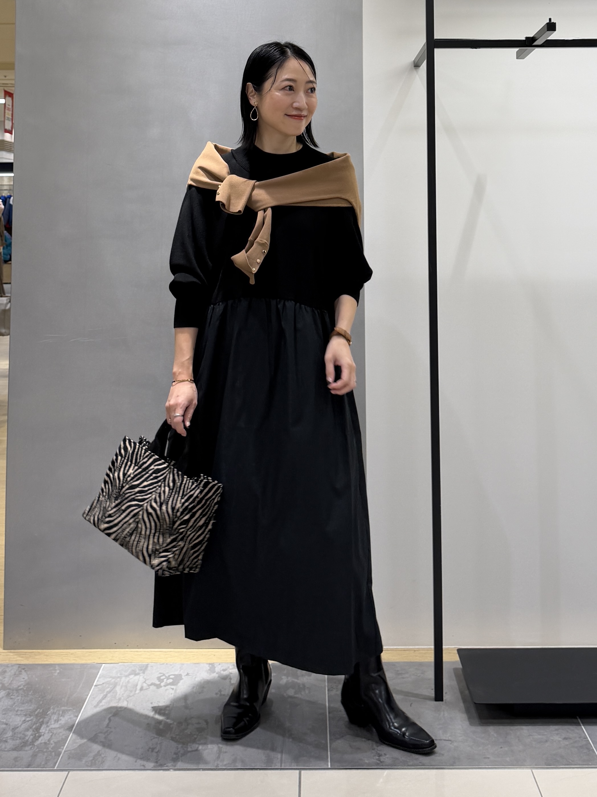 shihoさんの「INDIVI｜【1枚でコーデ完成！／体型カバー】布帛コンビウール混ニットワンピース」を使ったコーディネート