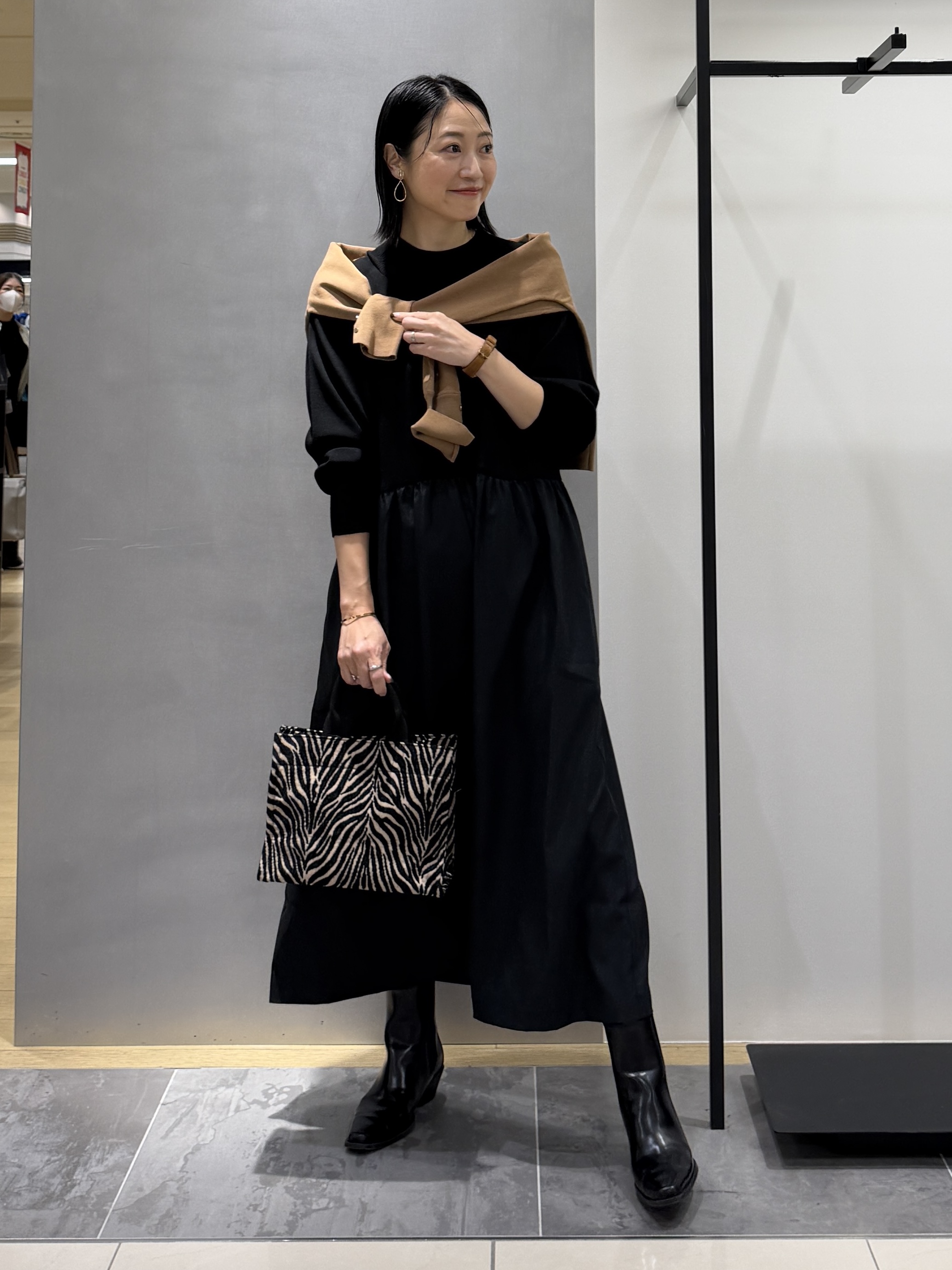 shihoさんの「INDIVI｜【1枚でコーデ完成！／体型カバー】布帛コンビウール混ニットワンピース」を使ったコーディネート