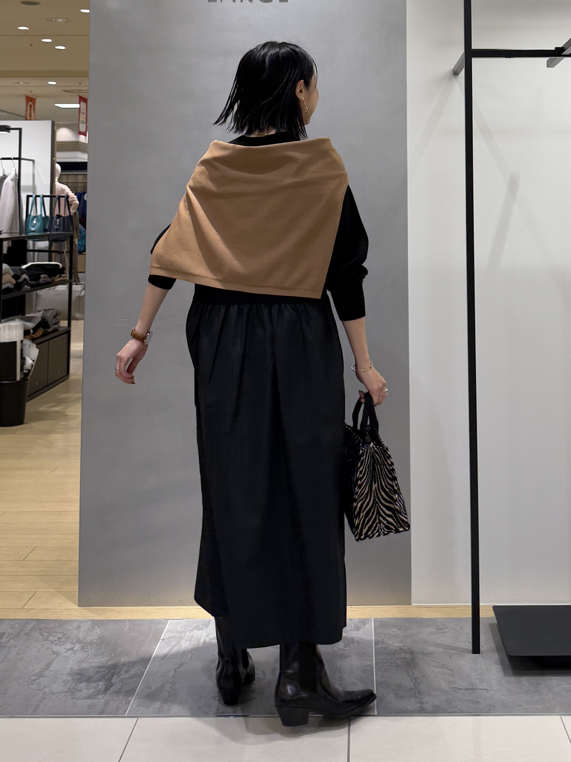 shihoさんの「INDIVI｜【1枚でコーデ完成！／体型カバー】布帛コンビウール混ニットワンピース」を使ったコーディネート