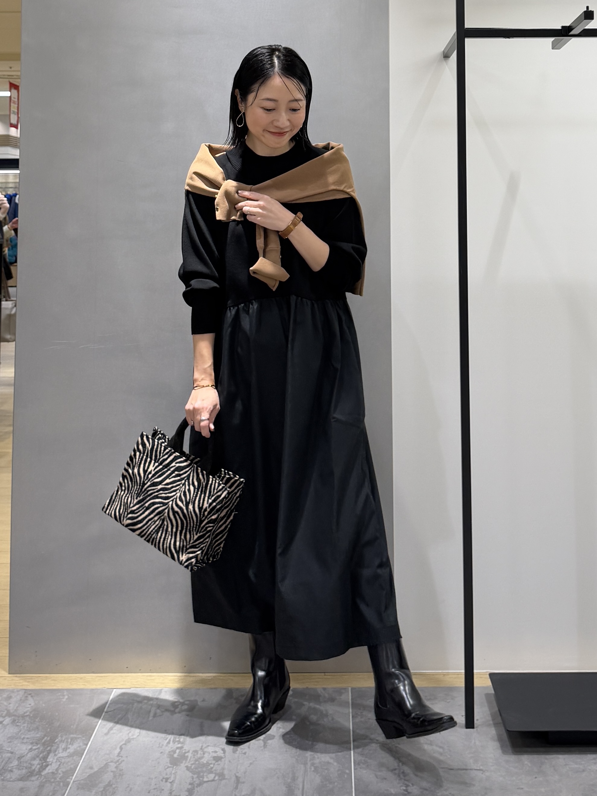 shihoさんの「INDIVI｜【1枚でコーデ完成！／体型カバー】布帛コンビウール混ニットワンピース」を使ったコーディネート