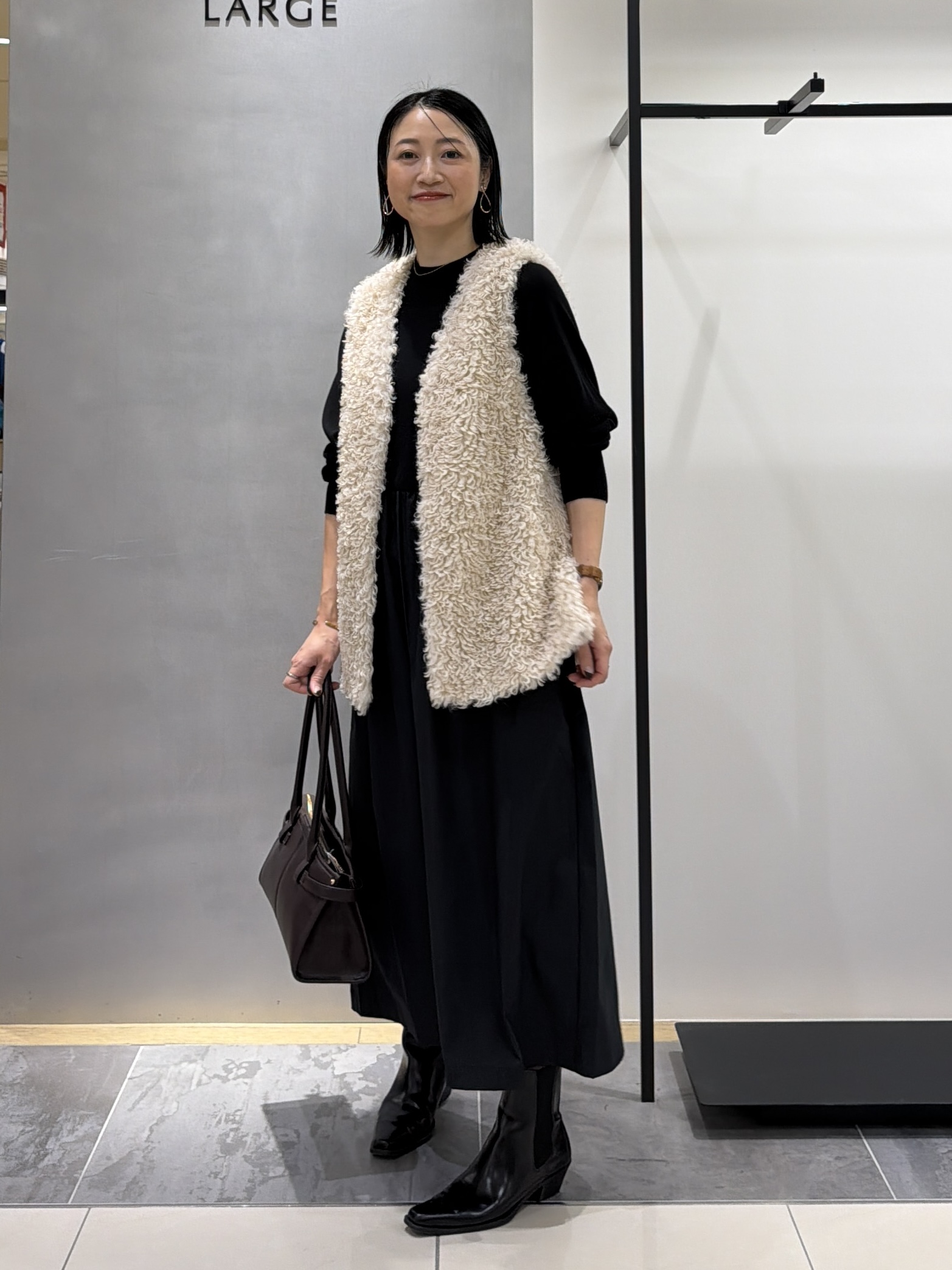 shihoさんの「INDIVI｜【羽織るだけでお洒落】カールエコファー ジレ」を使ったコーディネート