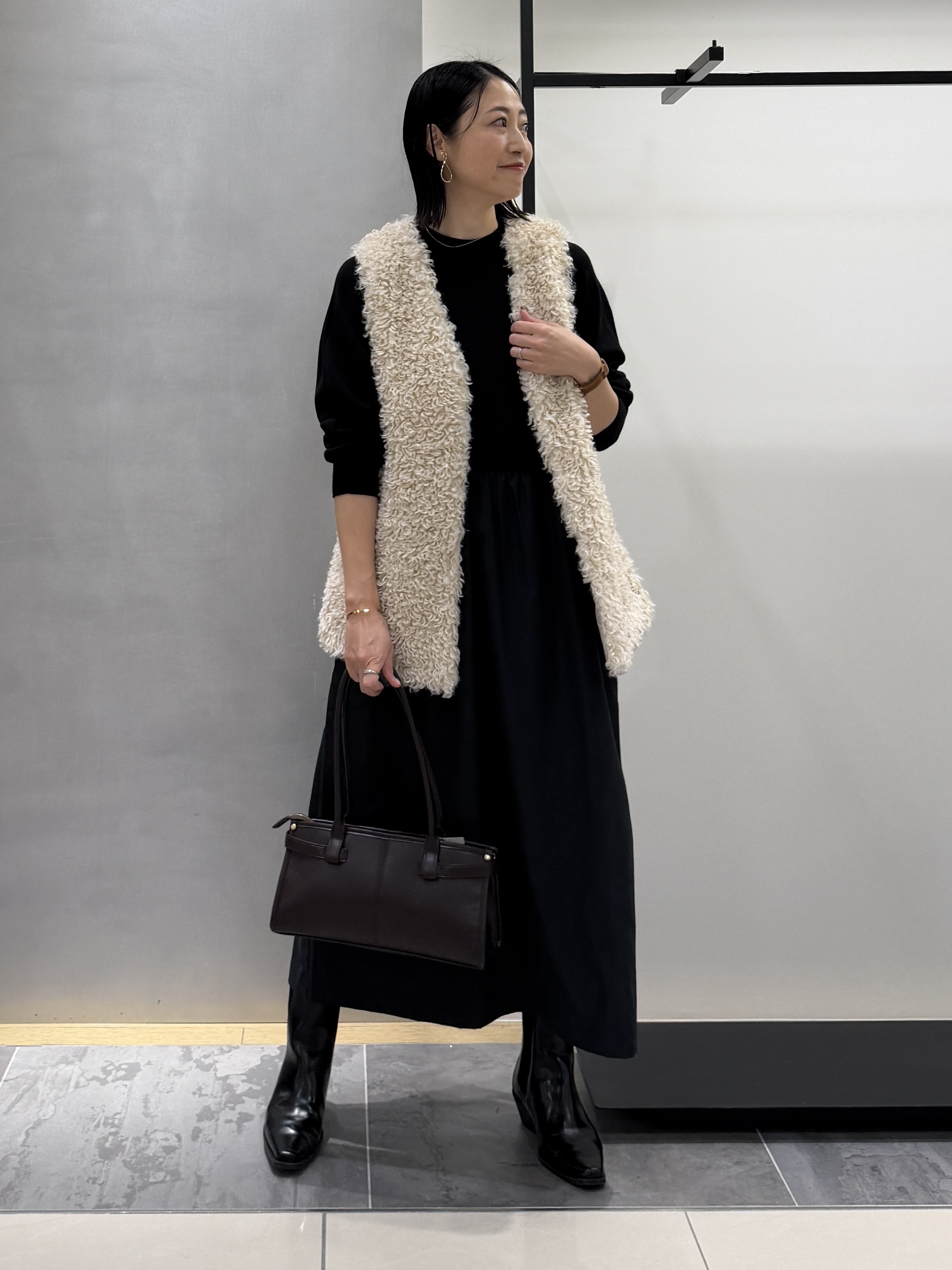 shihoさんの「INDIVI｜【羽織るだけでお洒落】カールエコファー ジレ」を使ったコーディネート