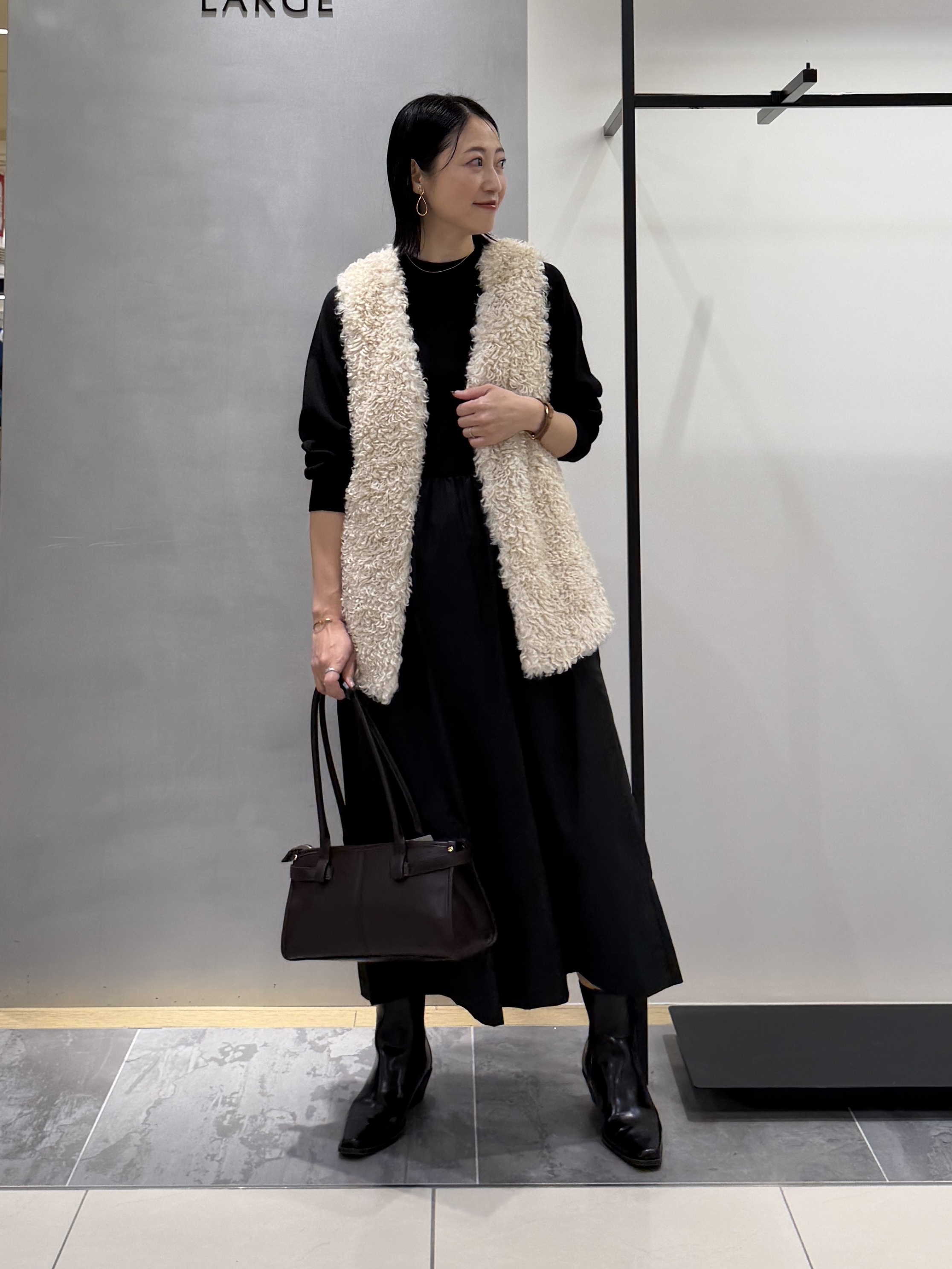 shihoさんの「INDIVI｜【羽織るだけでお洒落】カールエコファー ジレ」を使ったコーディネート
