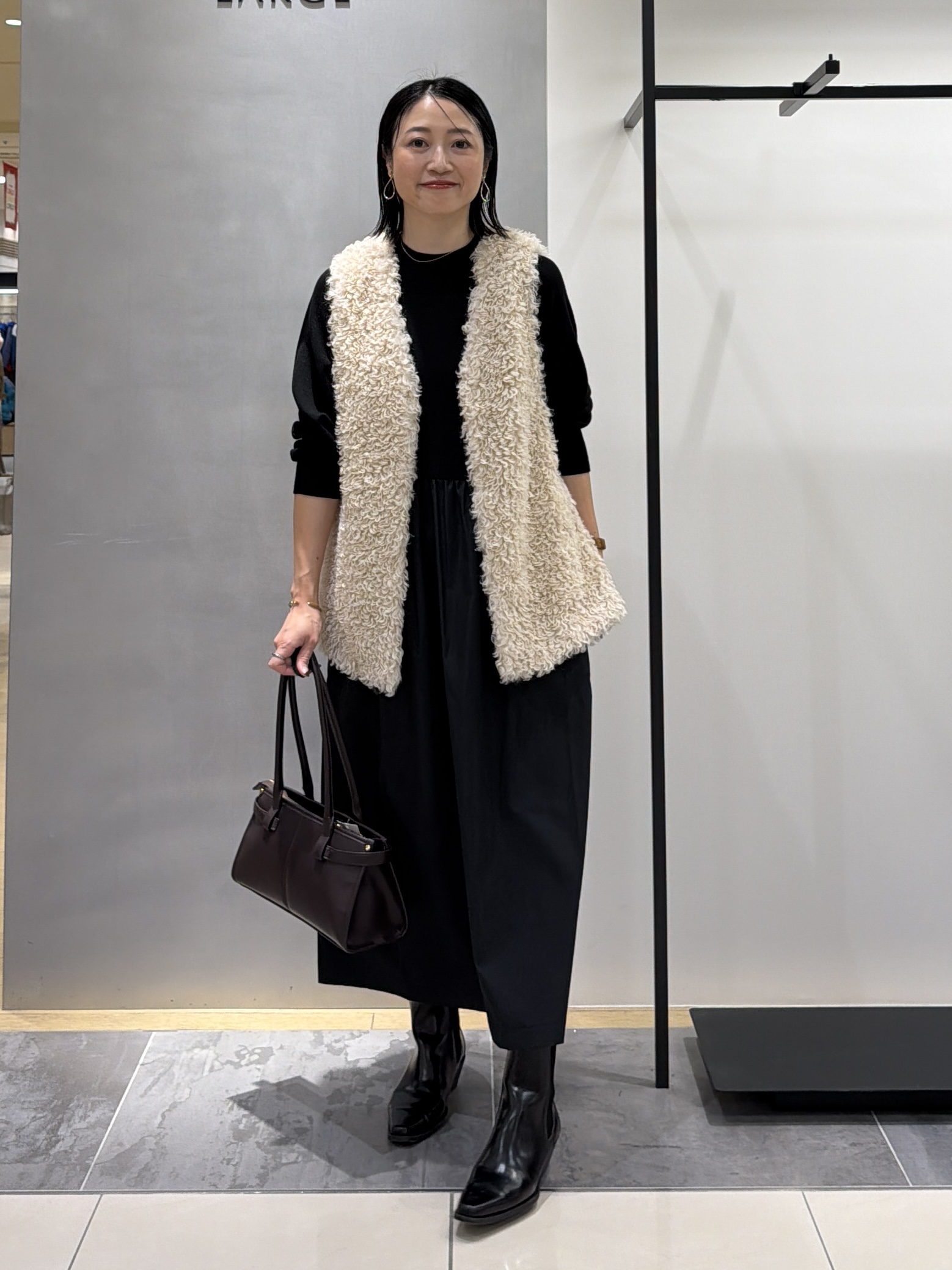 shihoさんの「INDIVI｜【羽織るだけでお洒落】カールエコファー ジレ」を使ったコーディネート